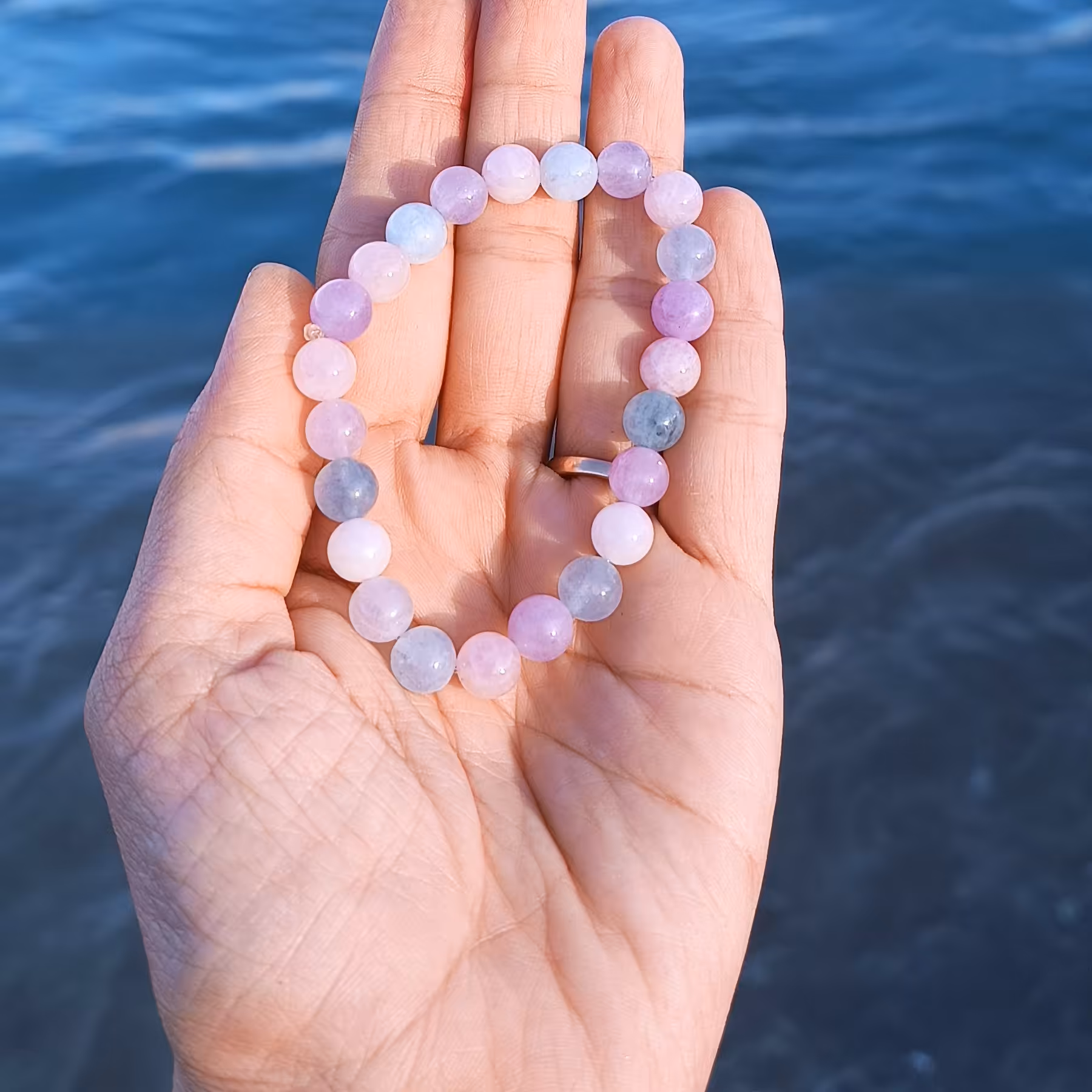 دستبند سنگ اصل لاوندر آمیتیست با کیفیت درجه یک و گره کشویی قابل تنظیم و امکان تبدیل به بند کشی در صورت تمایل شما 