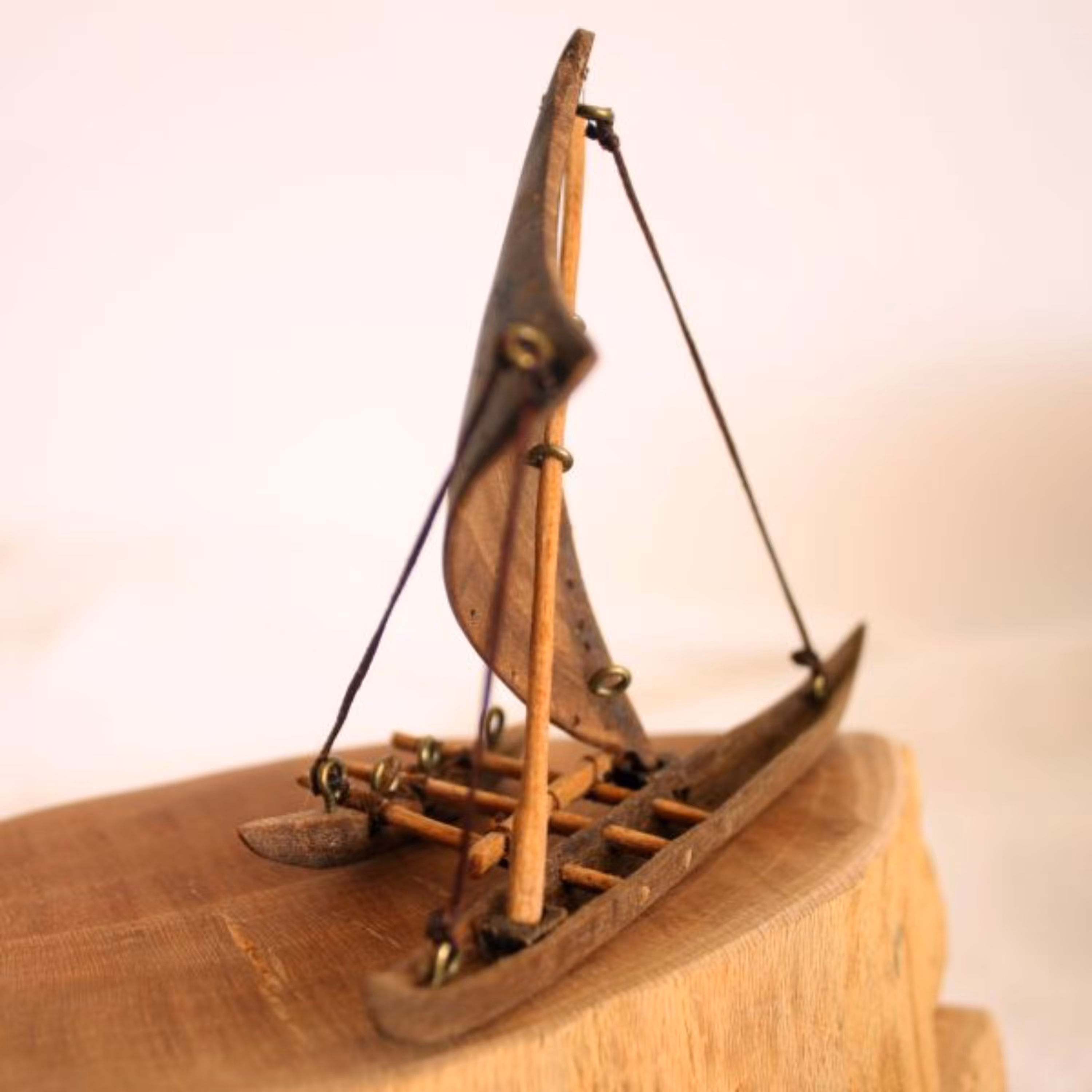 دکوری دستساز چوبی طرح قایق هاوایی