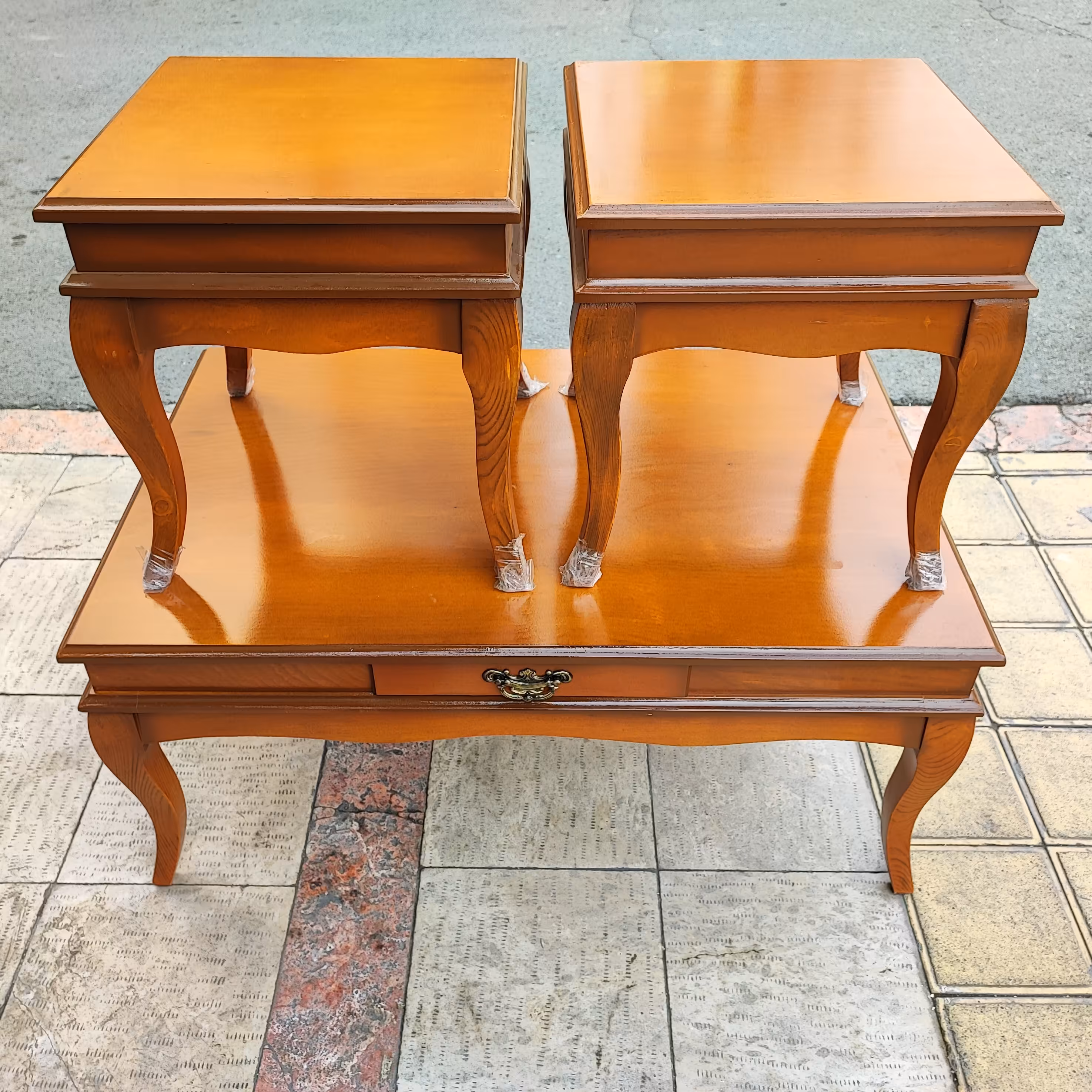 جلومبلی کشوخور مدل مهتاب رنگی پایه چوبی 3 تیکه رنگ بندی دارد (ارسال با باربری و پس کرایه میباشد )