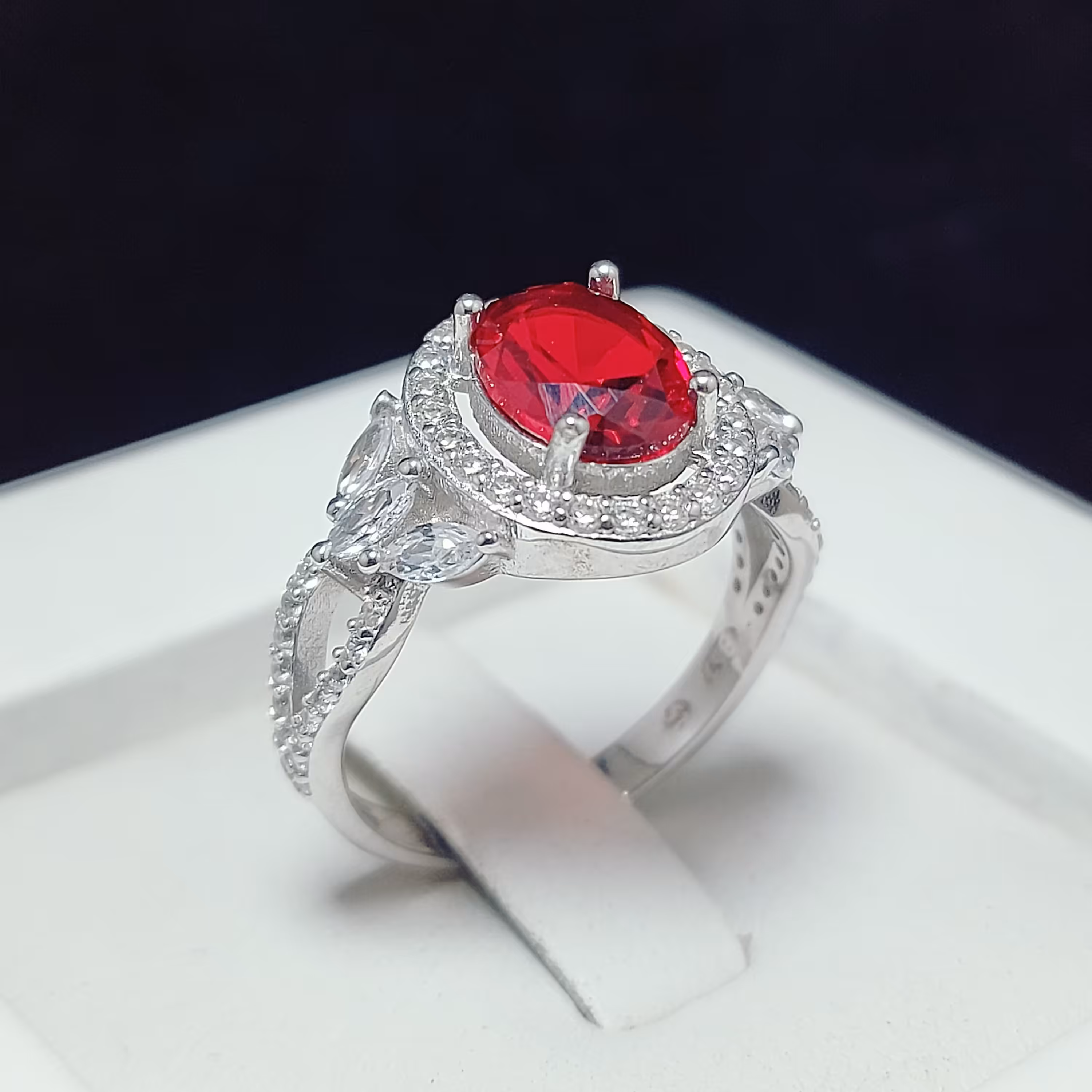 انگشتر نقره خاص زنانه آب رادیوم شده ضد حساسیت با نگین یاقوت سرخ صنعتی 