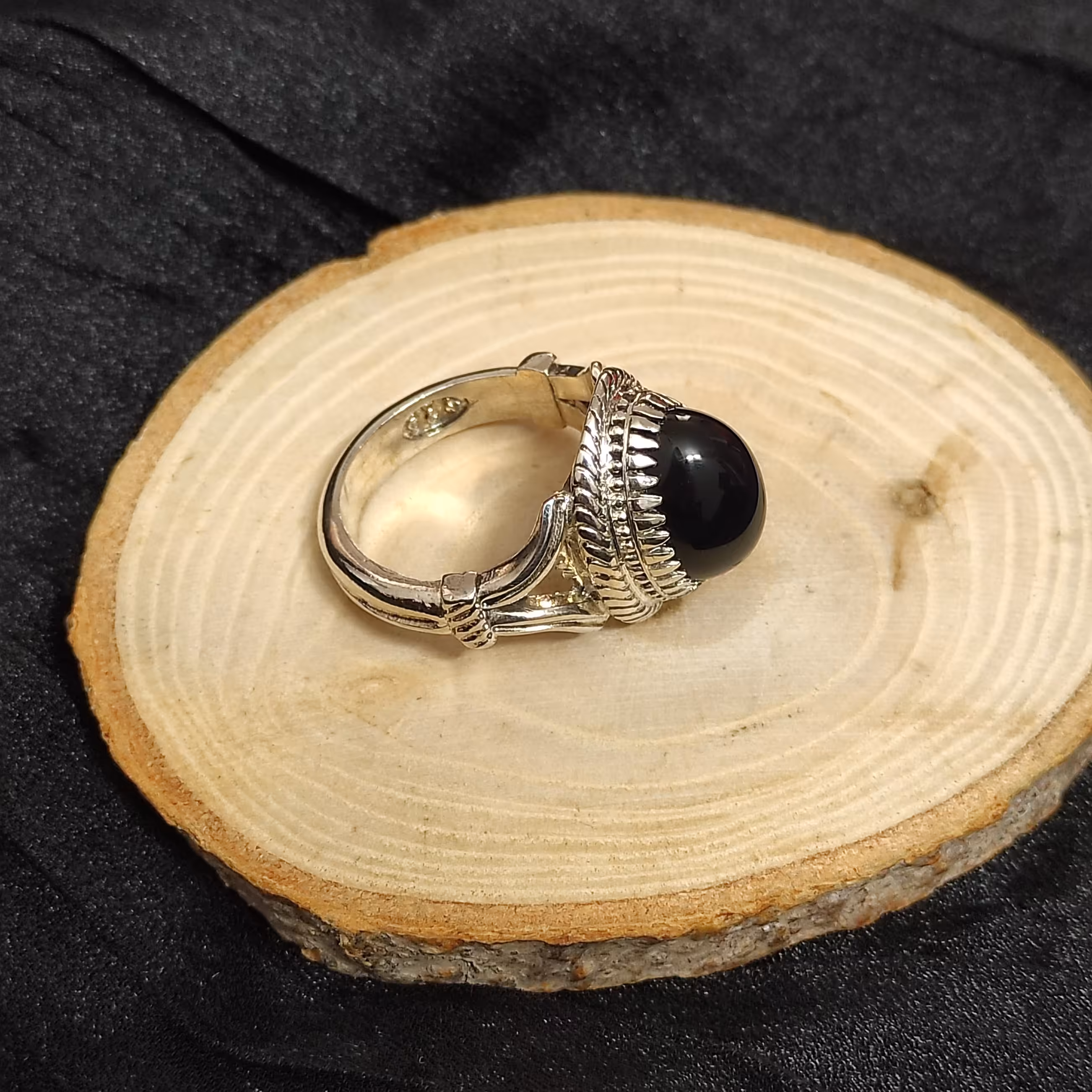 انگشتر نقره مردانه با نگین عقیق مشکی 