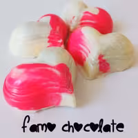 شکلات بن بن سفید قلبی با مغزی کارامل کاملا دست ساز قابل اجرا با شکلات رنگ و مغزی دلخواه شما بسته 12 عددی