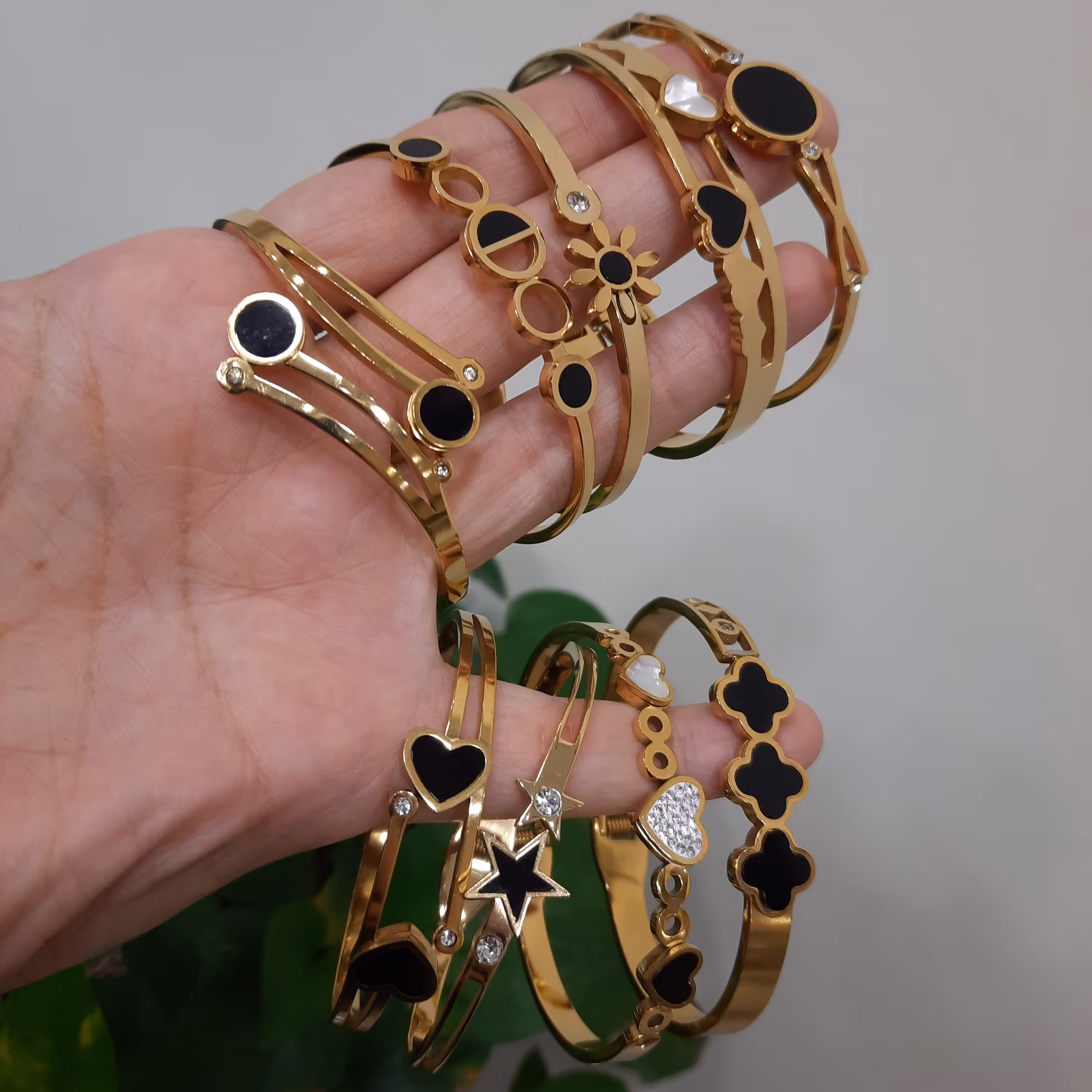 انواع دستبند النگویی استیل،رنگ طلایی و طلایی-مشکی 