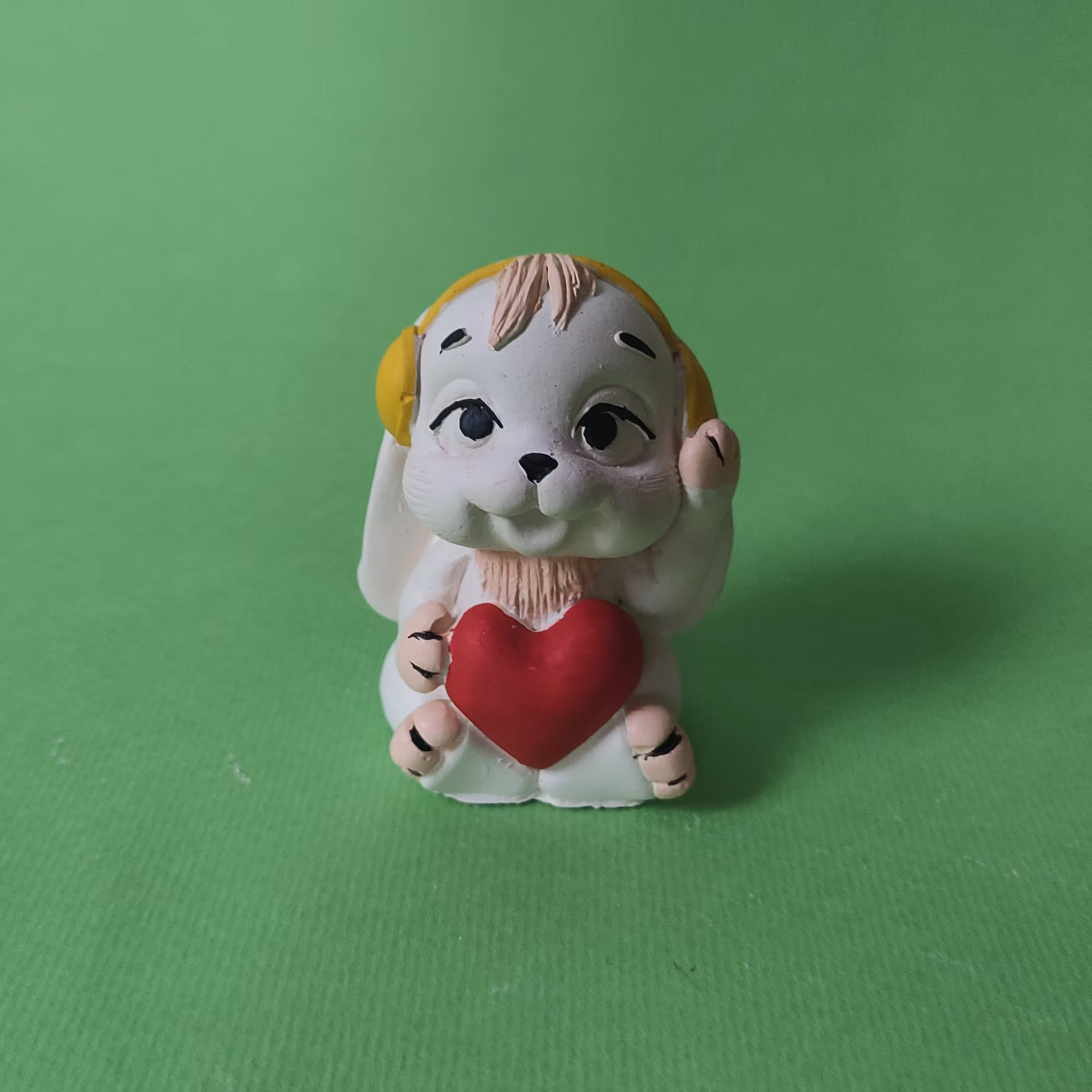 مجسمه خر گوش هدفون دار