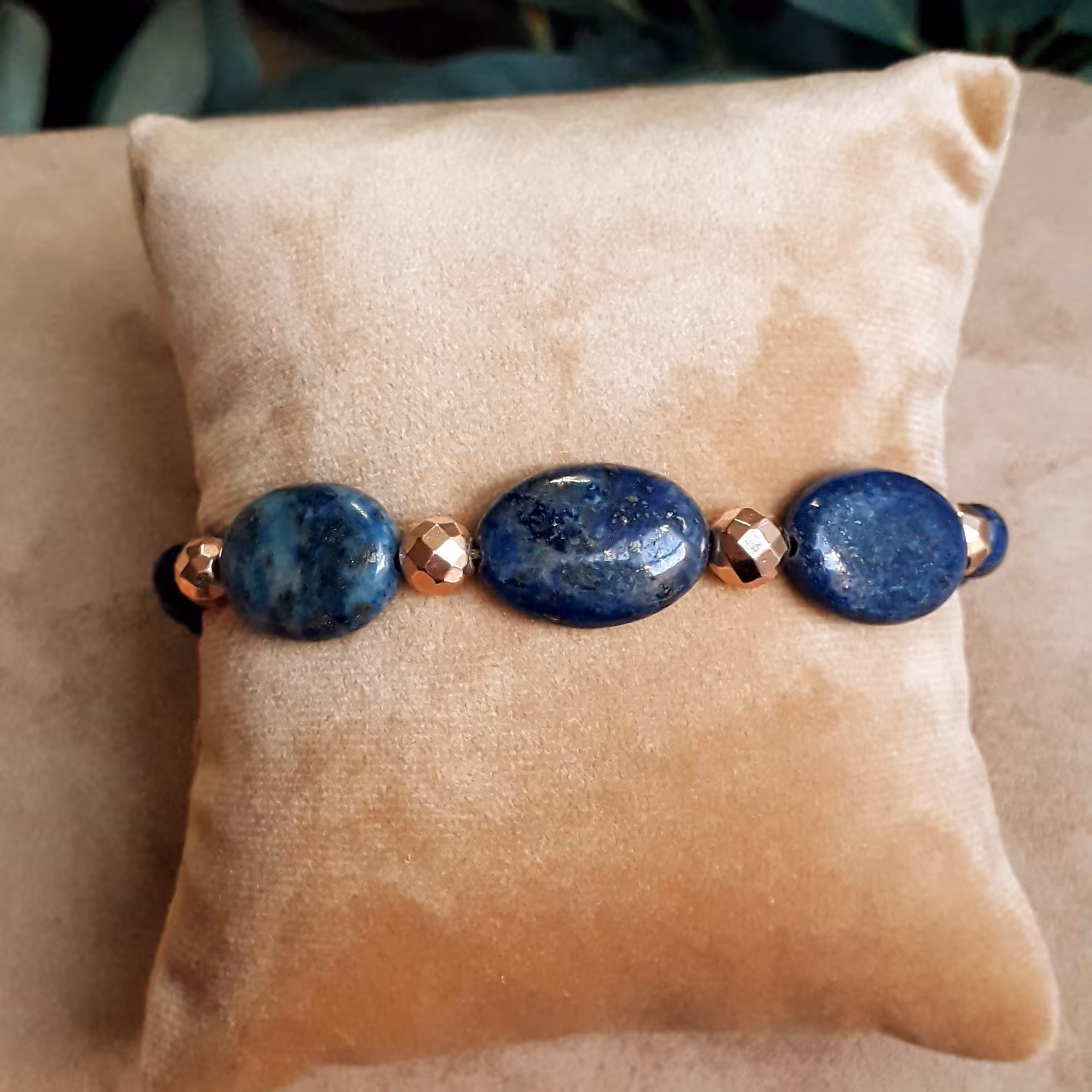 دستبند زیبای سنگ لاجورد و گوی های حدید تراش