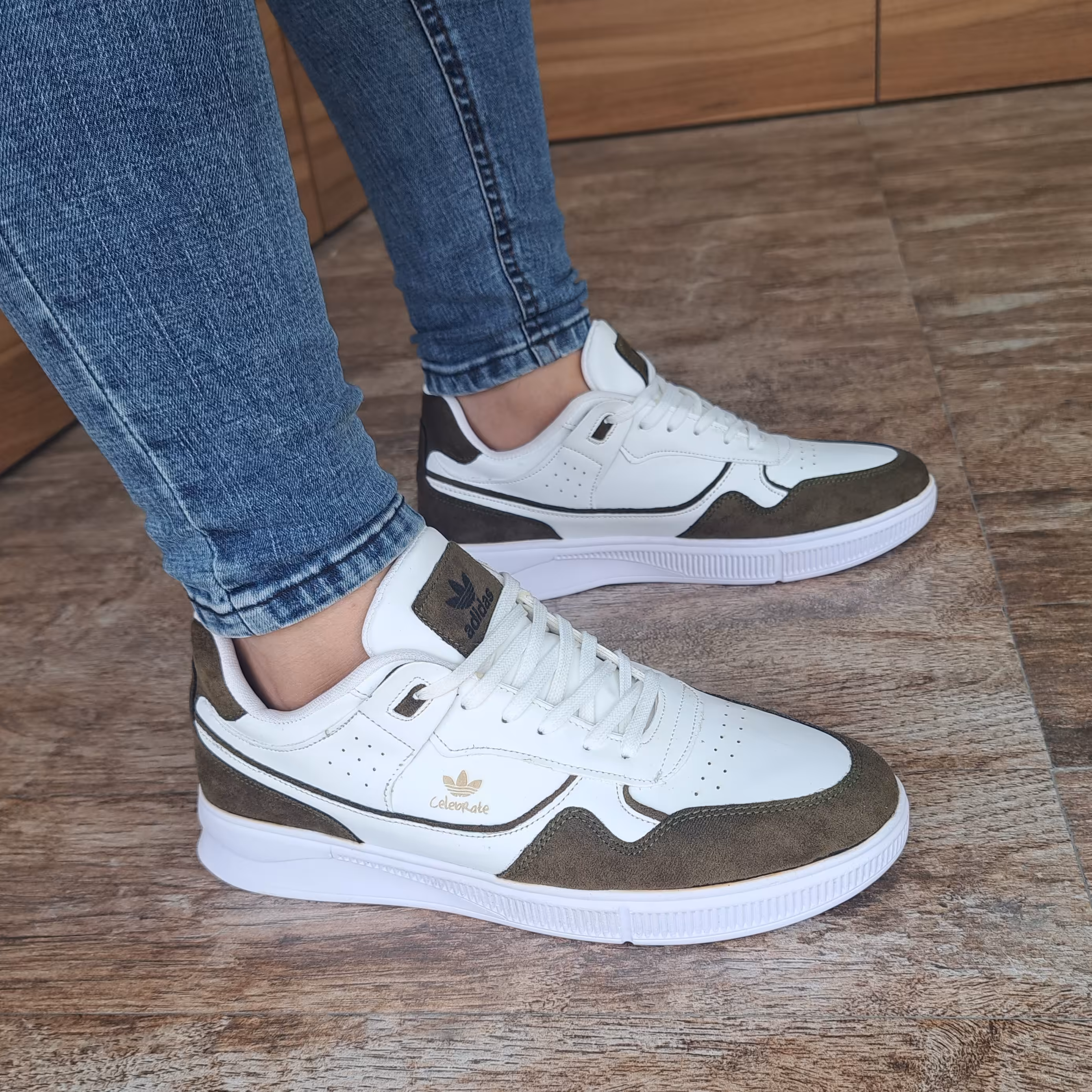 کفش مردانه سایز بزرگ مارک آدیداس بزرگپا مدل ونس  سایز  44  موجود در کفش پاپوش بهبهان 