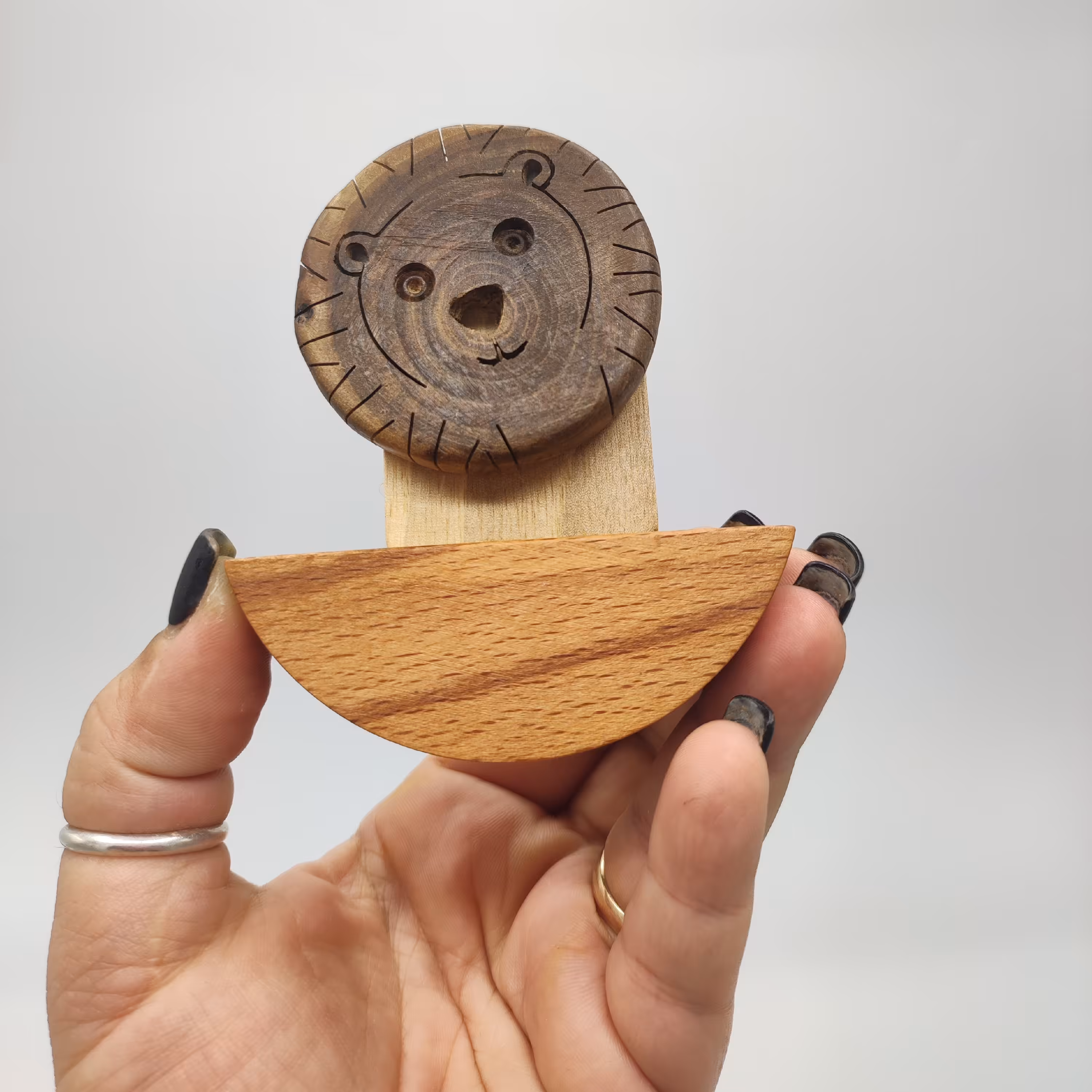 اسباب بازی الاکلنگی چوبی. دست ساز. چوب گردو. طرح شیر تنبل