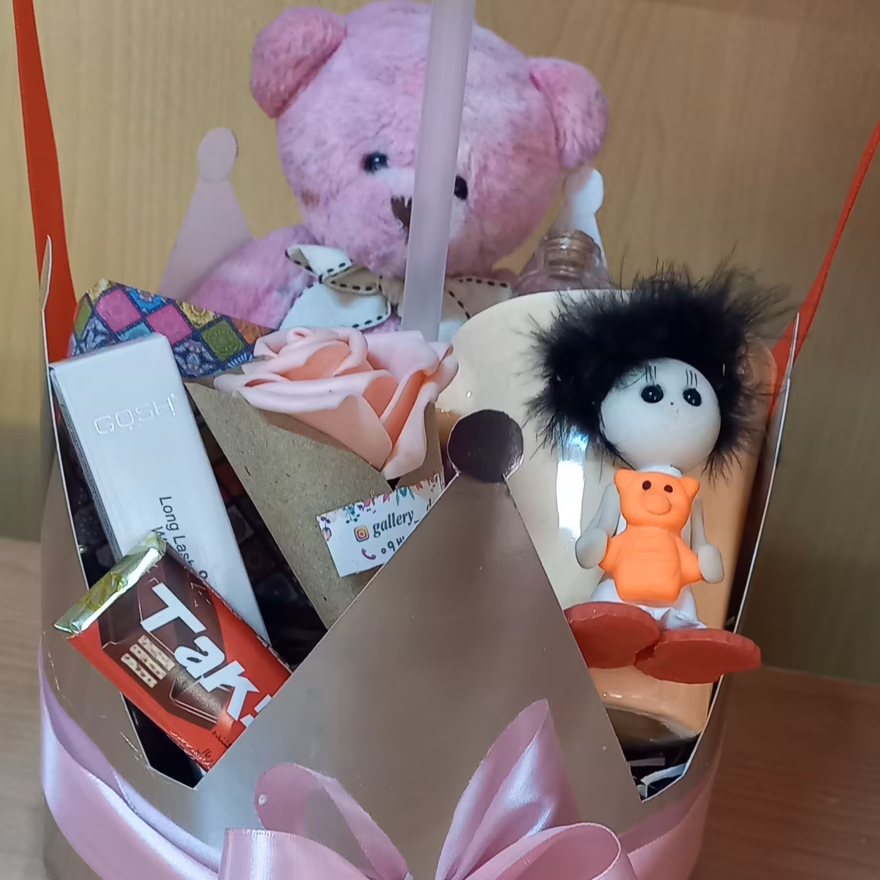 باکس هدیه ( ماگ  خرس  مینی دسته گل  شکلات دراژه لاک نیم ست دخترانه)