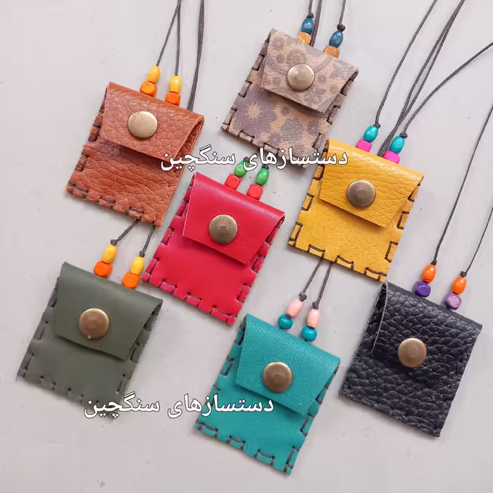 کیف گردنی چرم طبیعی جادعایی جای حرز  گردن آویز(چرم طبیعی دست دوز ) سایز 5 در 4
