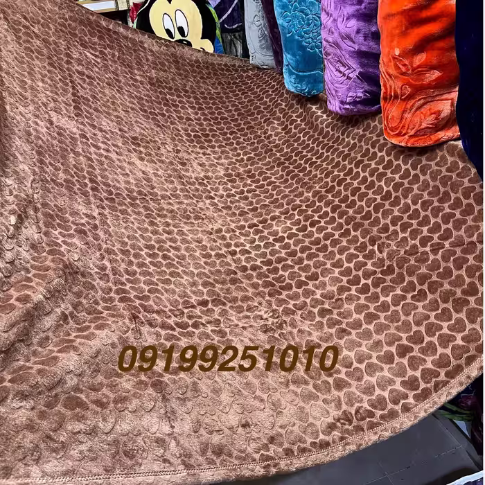 پتو نرمینه یکنفره مدل سروین مسافرتی گلبرجسته تک رنگ ساکدار  گردویی طلایی کد 32