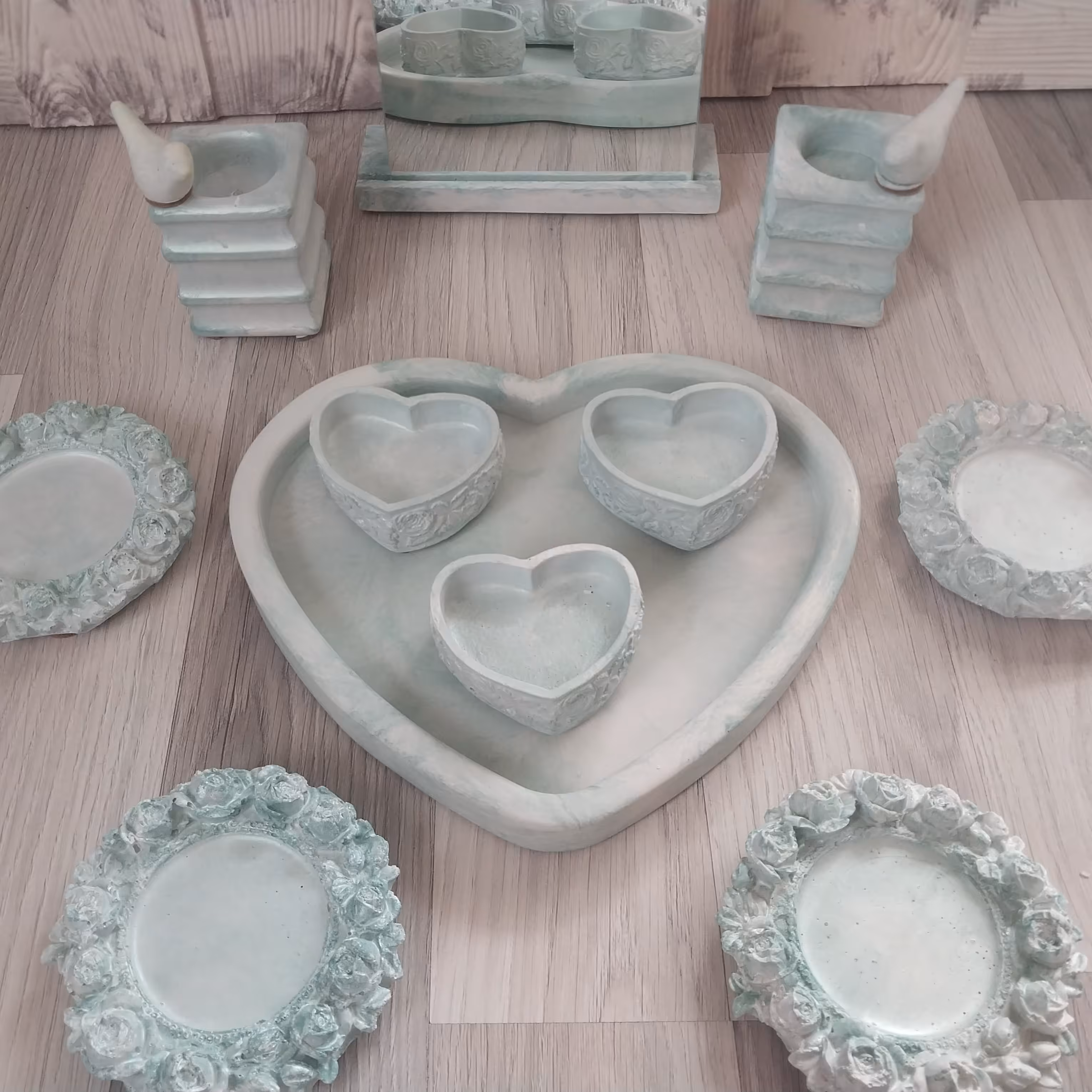 ست سنگ مصنوعی هفت سین سبز سفید شامل سینی قلب و کاسه قلب و کاسه رز و آینه شمعدان 