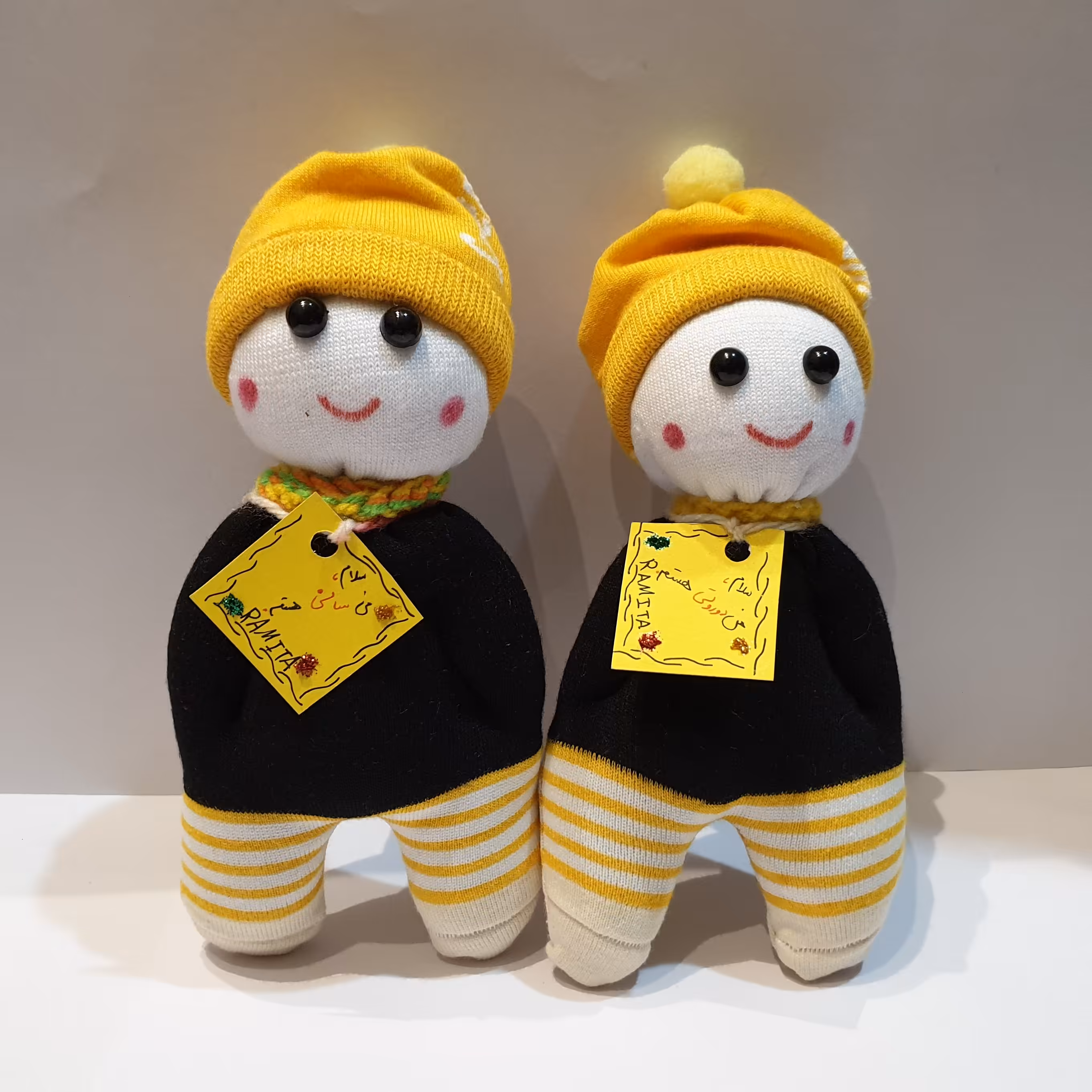 عروسک جورابی ایستاده راه راه.