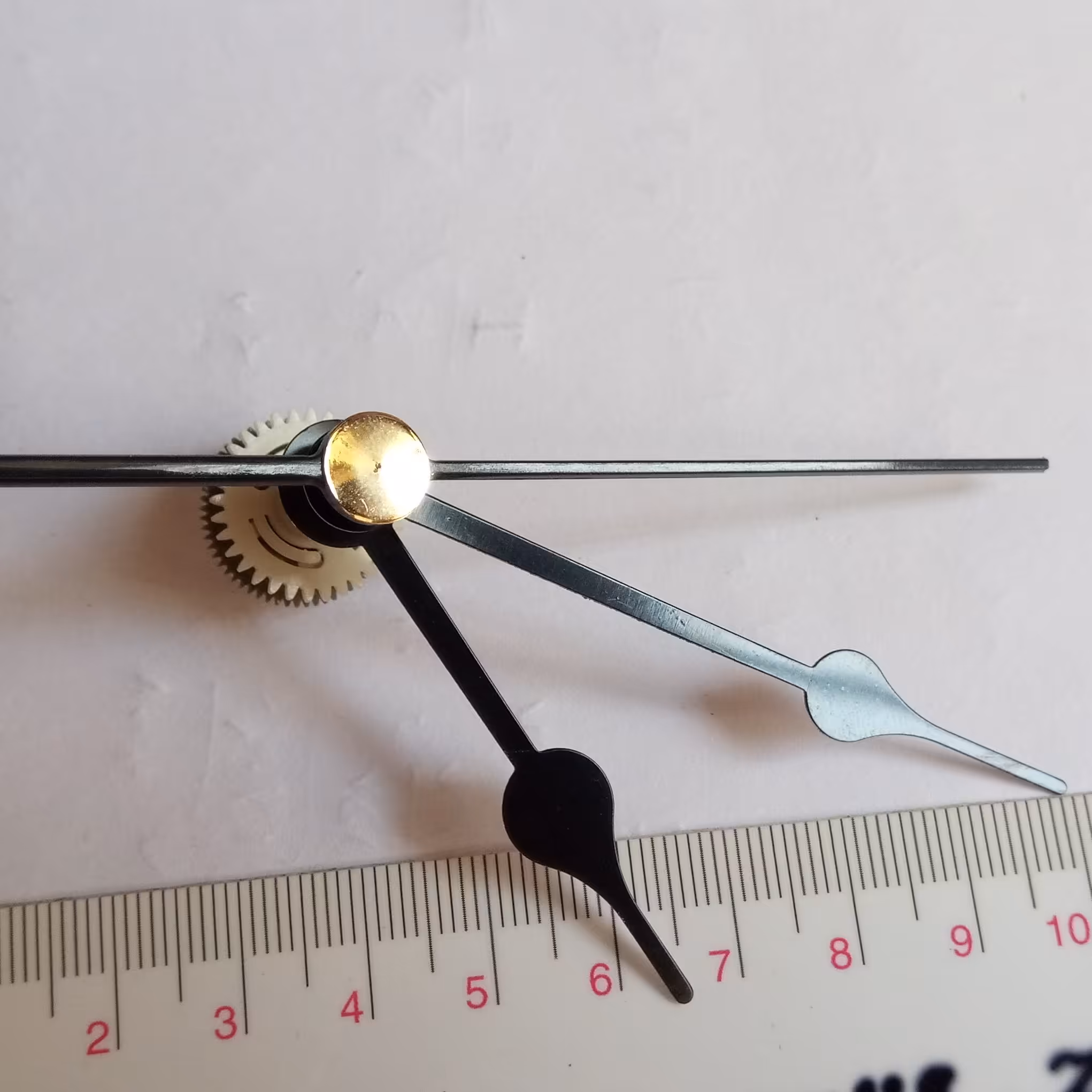 عقربه های ساعت دیوار همراه با چرخدنده چرخ دنده