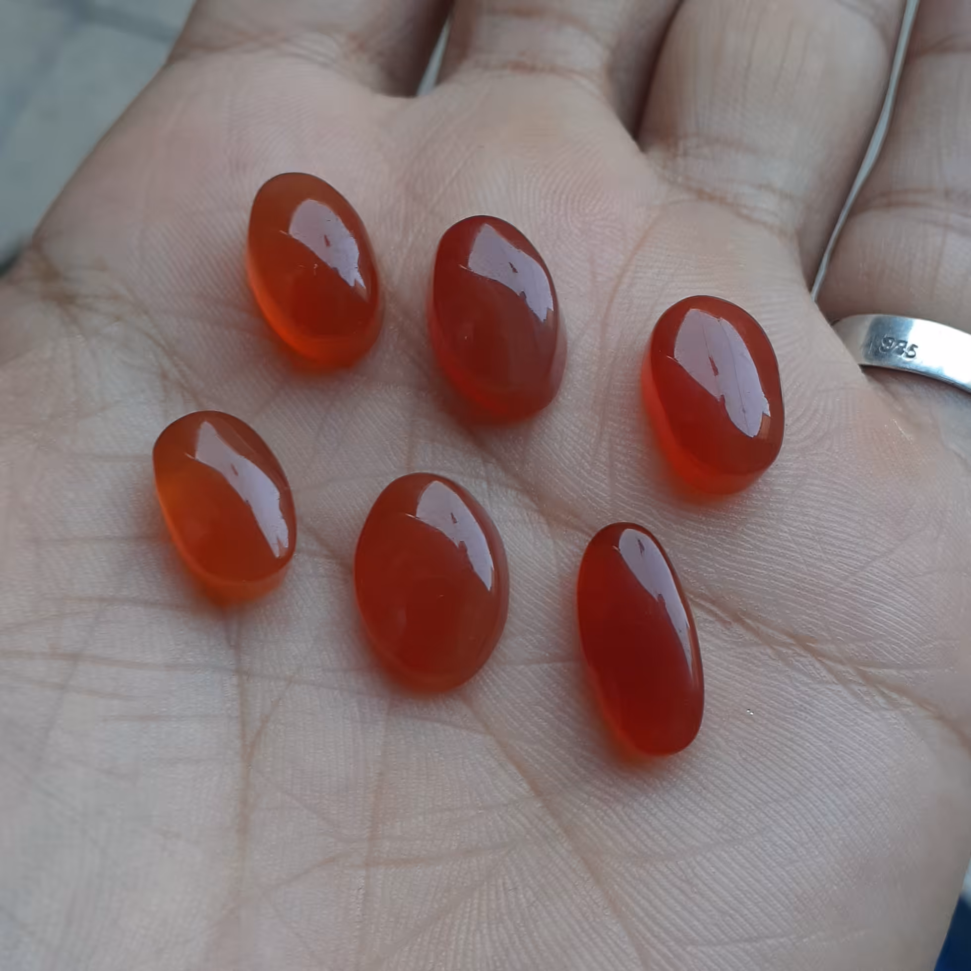 عقیق یمنی بصورت پک 6عدد نگین بارنگ سرخ و تراش بادومی پک شماره 18