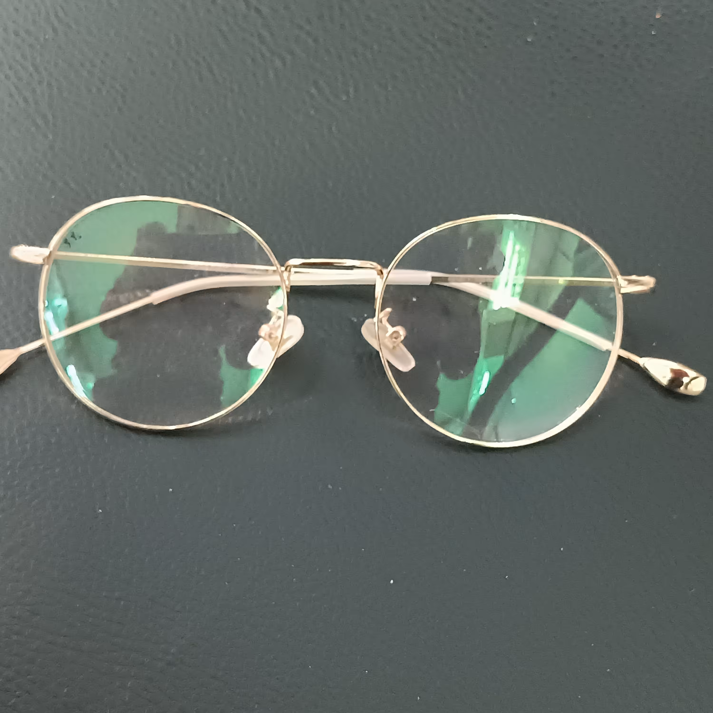 عینک طبی فلزی گرد طلایی دور حدقه مشکی بدون نمره همراه با جلد عینک و دستمال 