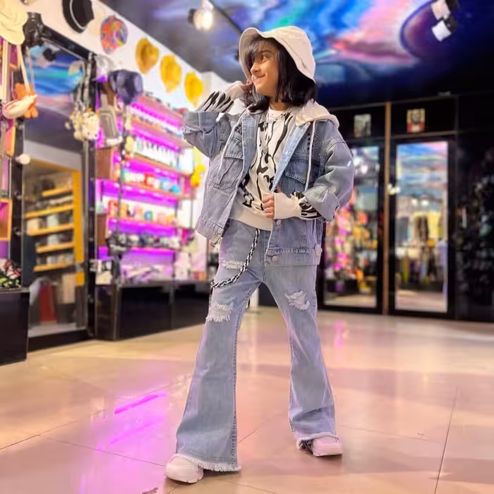 کت و شلوار جین به همراه دورس