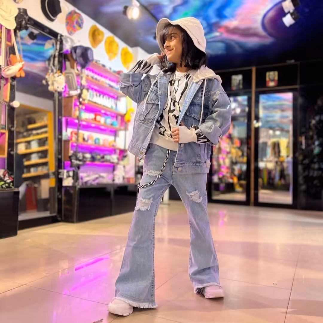 کت و شلوار جین به همراه دورس