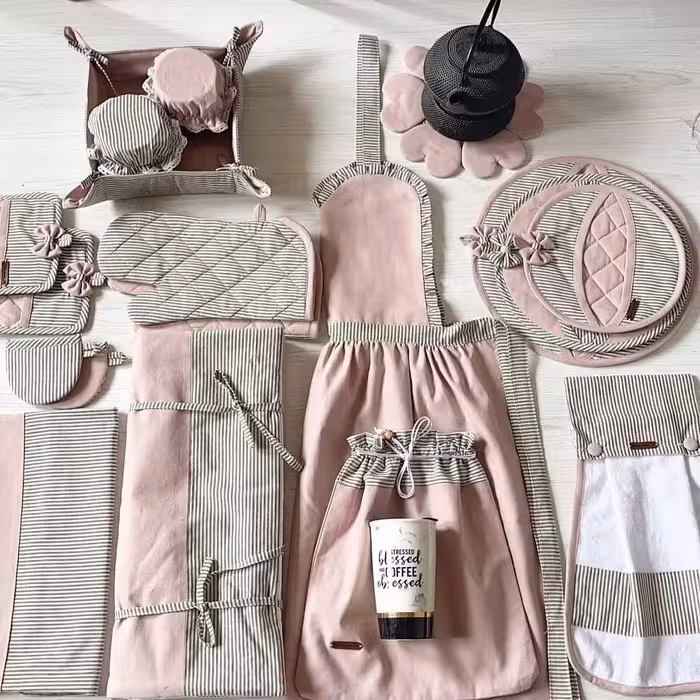 ست فوقالعاده لوکس و لاکچری 
شامل3عدددمکنی 
1عددپیش بند 
2عدددستکش فر
2عدددستگیره 
1عددنمگیر 
جنس پارچه لنین ارسال رایگان