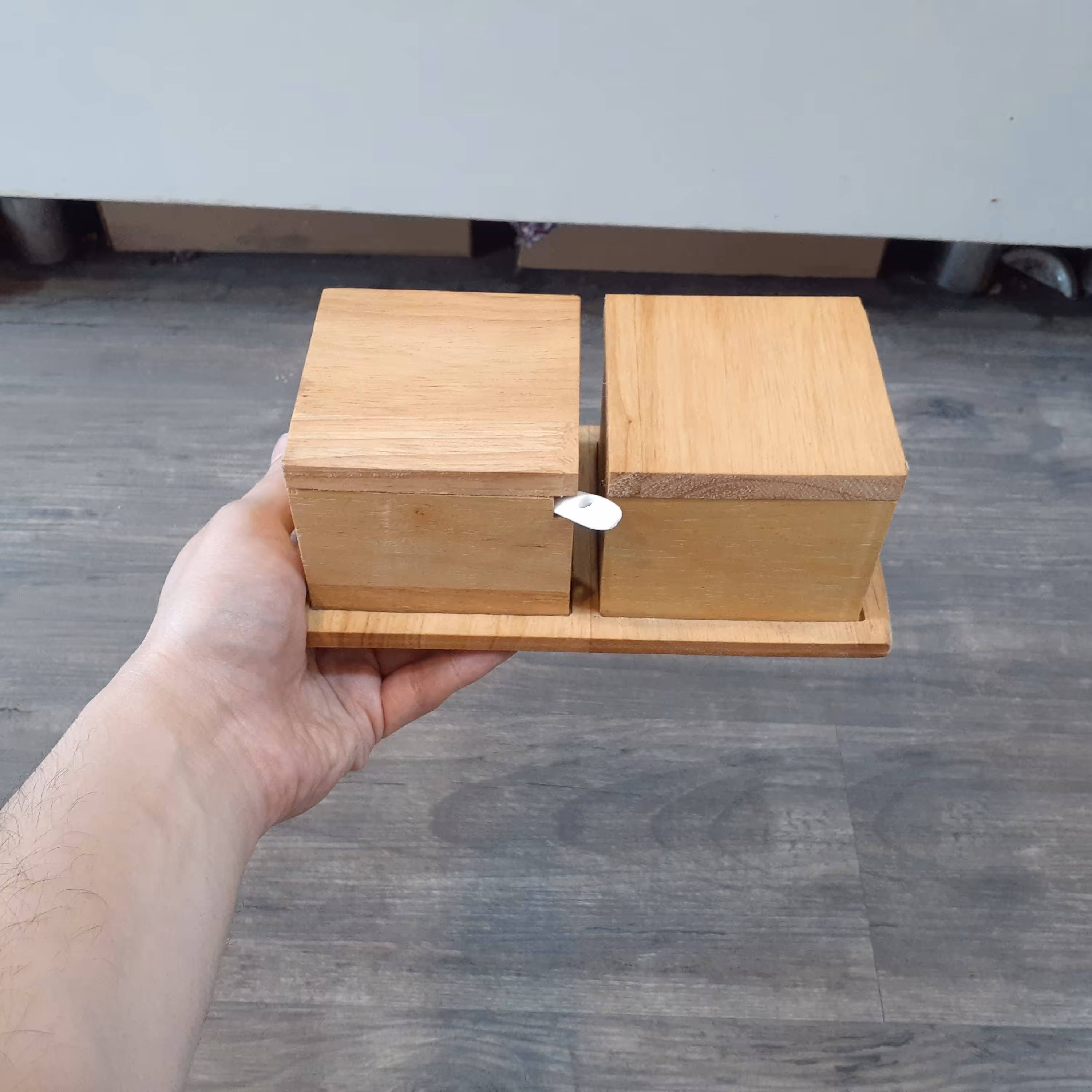 جای ادویه یا شکر رو میزی چوبی از چوب راش گرجستان دو خانه با زیر چوب پایه دار