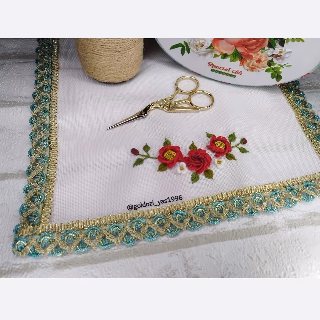 رومیزی گلدوزی با طرح گل رز سرخ (با رنگ و اندازه دلخواه)