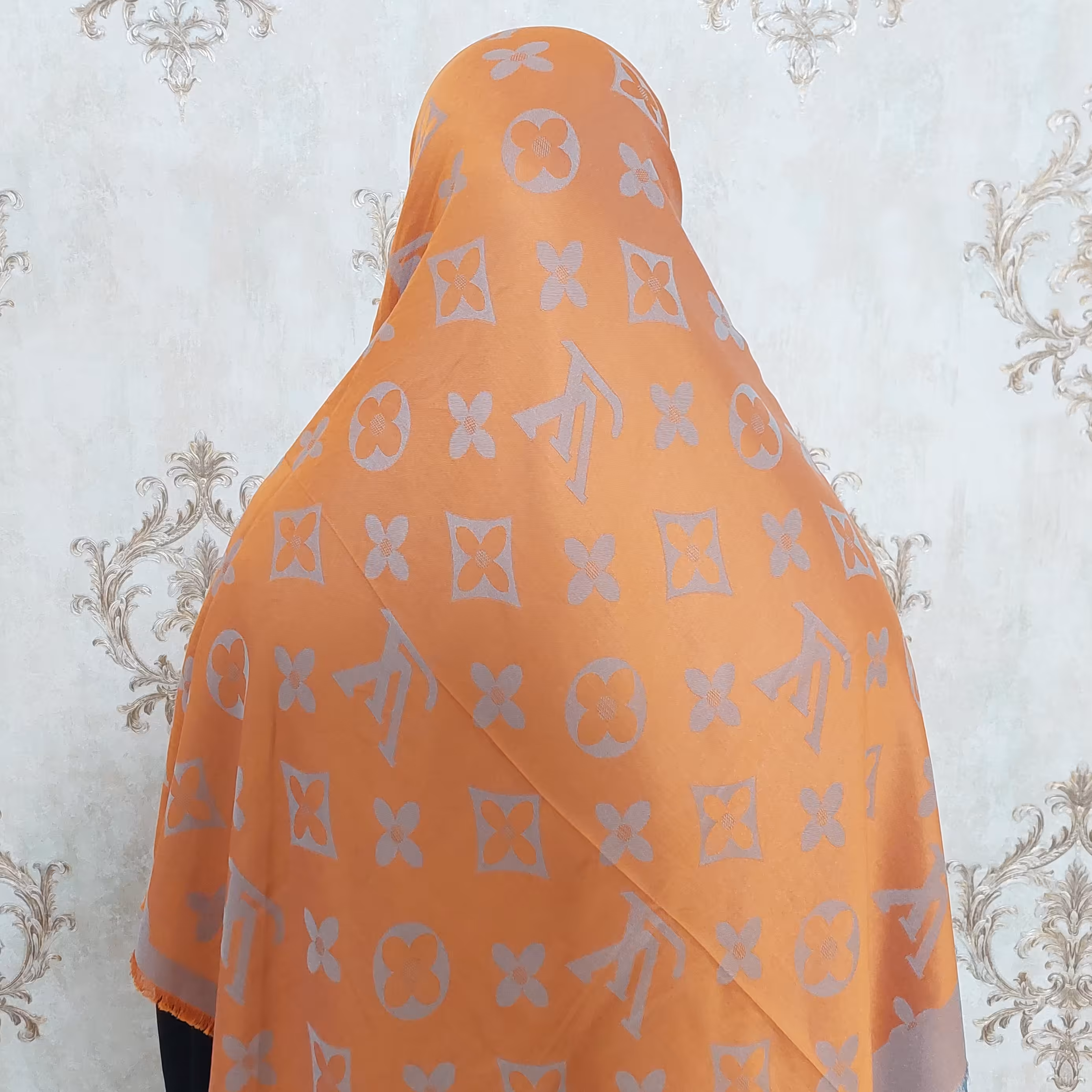 روسری ابریشم ژاکارد 
 قواره 140
مناسب چهارفصل
 ایستایی عالـــی
 بسیار لطیف و با کیفیت