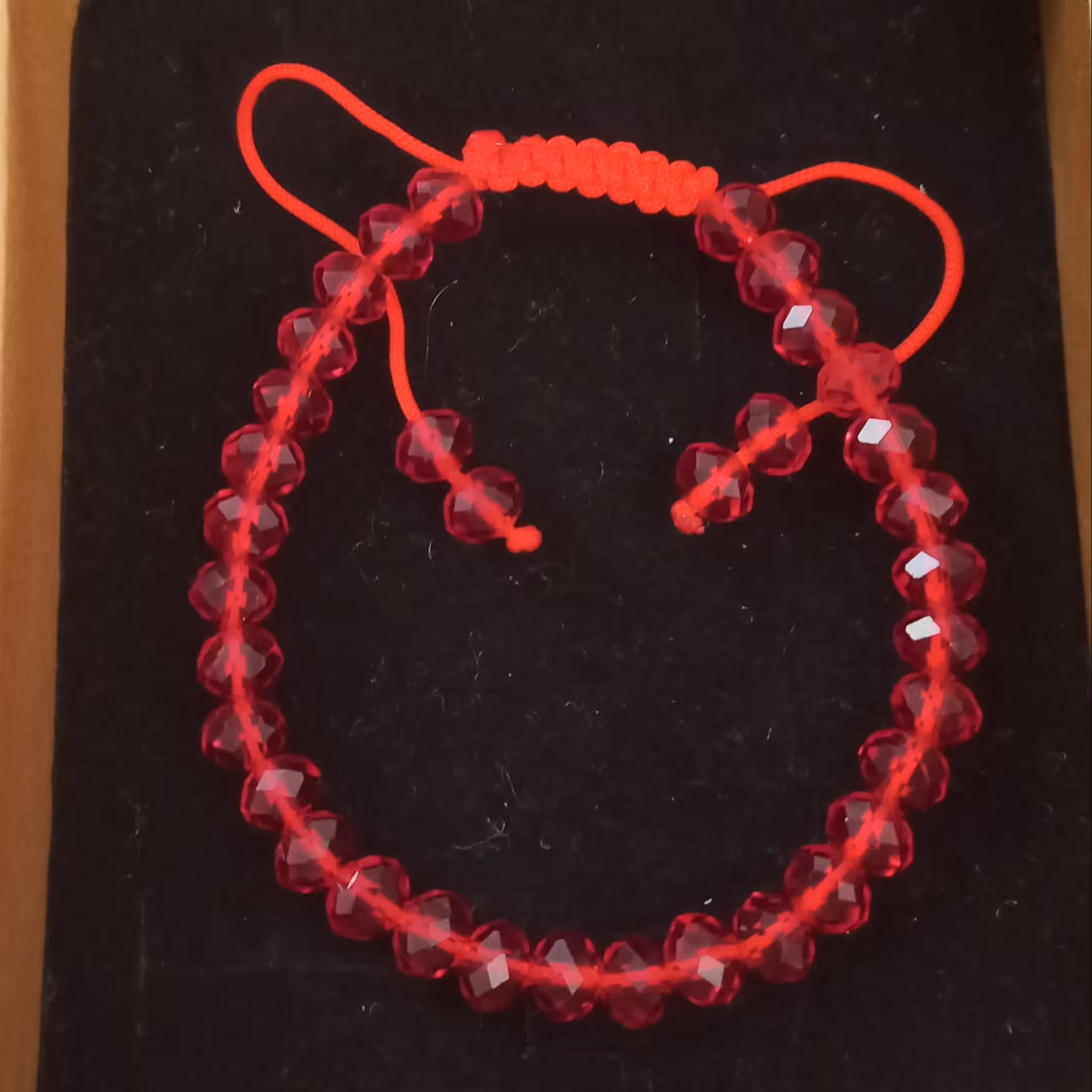 دستبند قرمز کریستالی، بافت کشویی