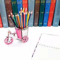 جامدادی رومیزی چوبی طرح سه چرخه مناسب جایزه مدارس و مهدکودک ها