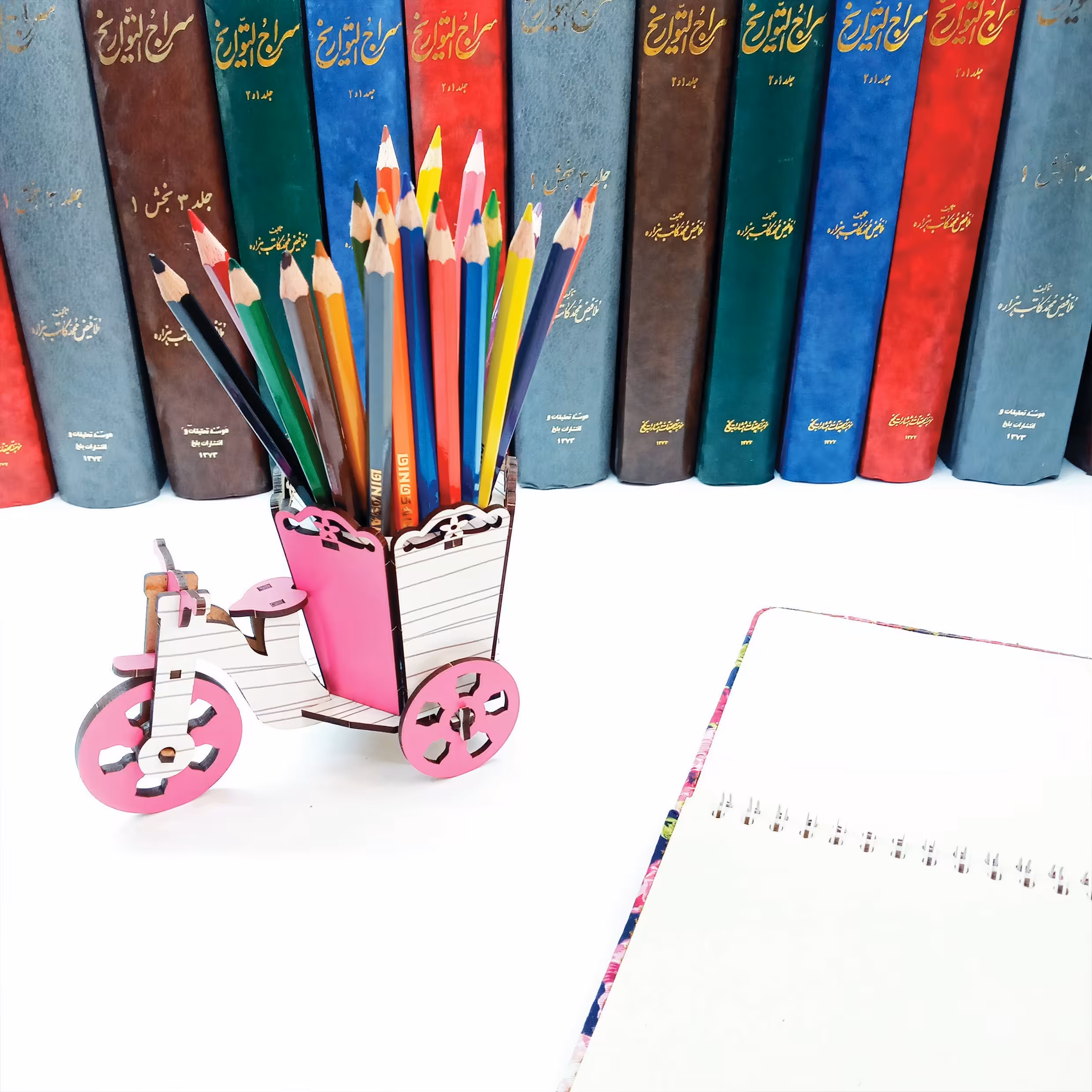 جامدادی رومیزی چوبی طرح سه چرخه مناسب جایزه مدارس و مهدکودک ها