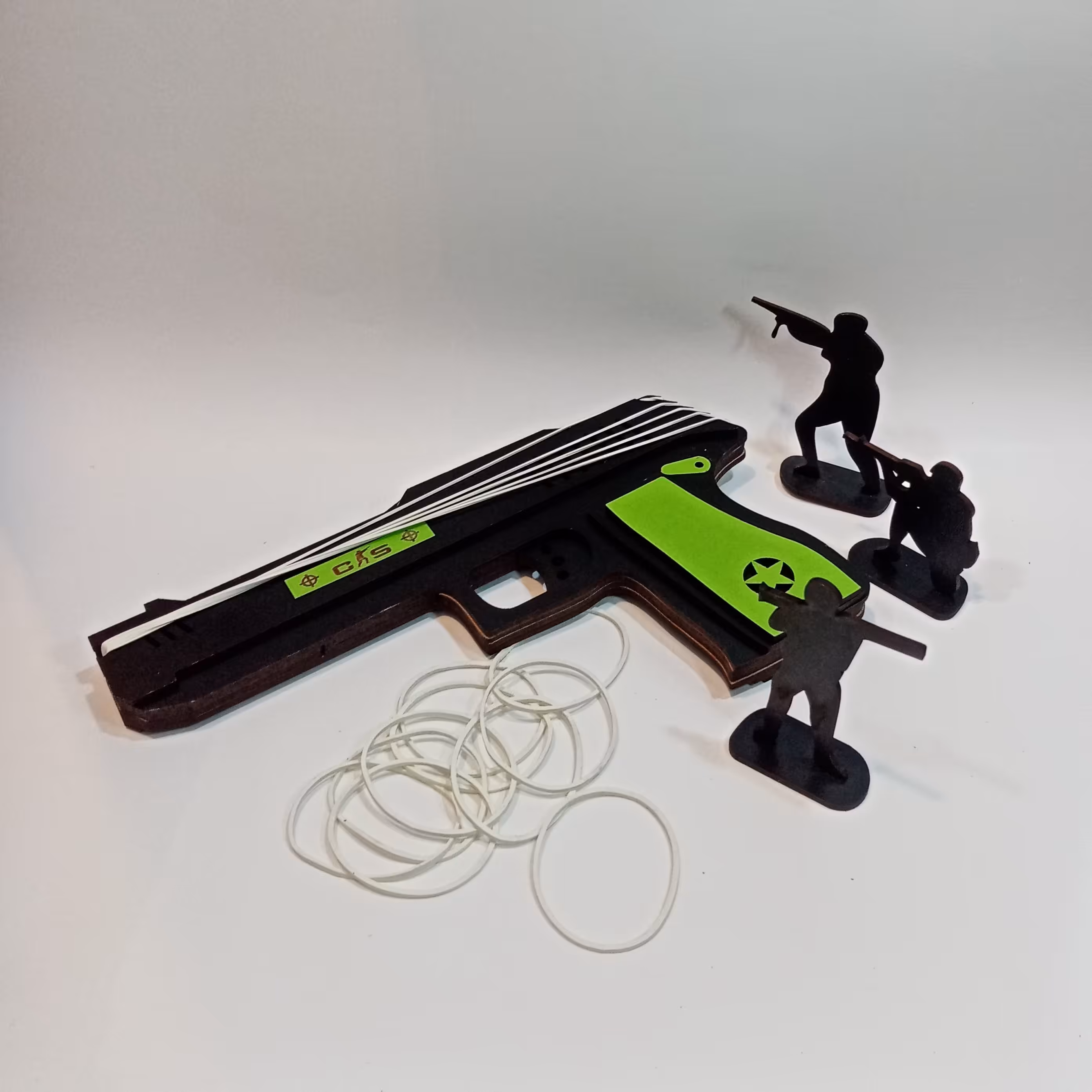 تفنگ چوبی تیر کش پرت کن بی خطر همراه سه نشان سرباز چوبی برای هدف