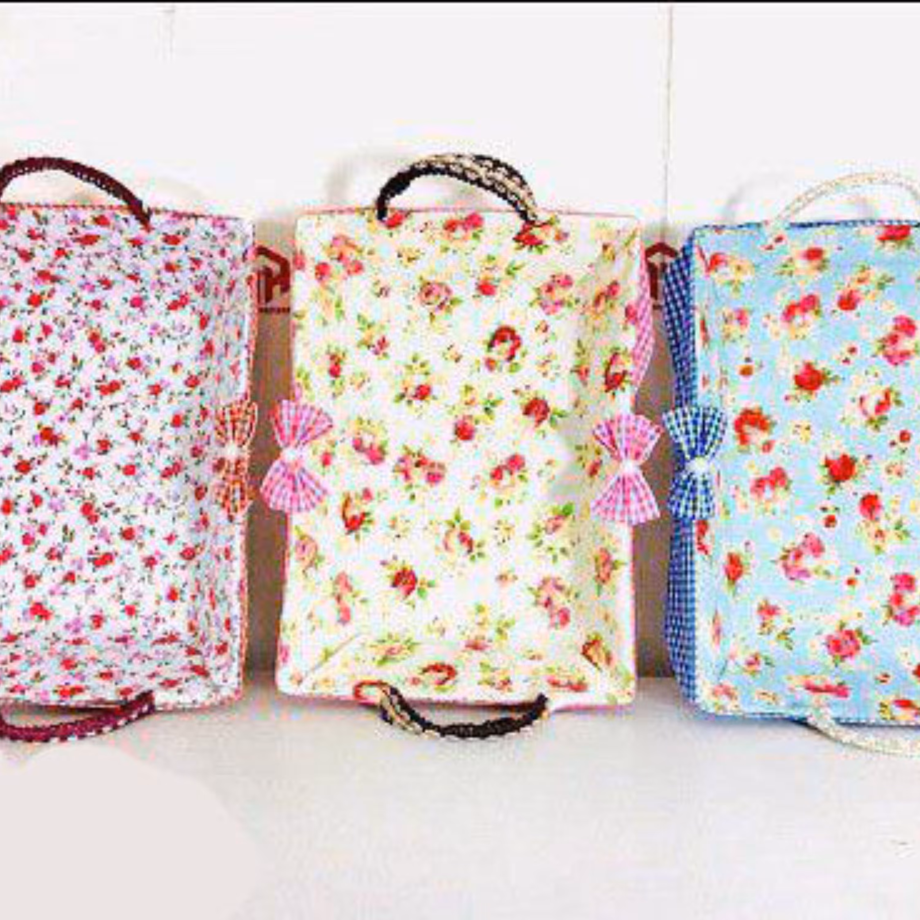 سبد نان داخل پارچه ای وارداتی بدنه فلزی  دارای پارچه های گلدار بسیار شیک و زیبا   وارداتی   رنگ بندی طرح گل و رنگ پارچه