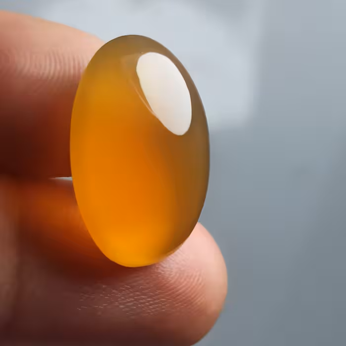 نگین عقیق زردعسلی طبیعی  و اصل معدنی  خوشرنگ و شفاف 