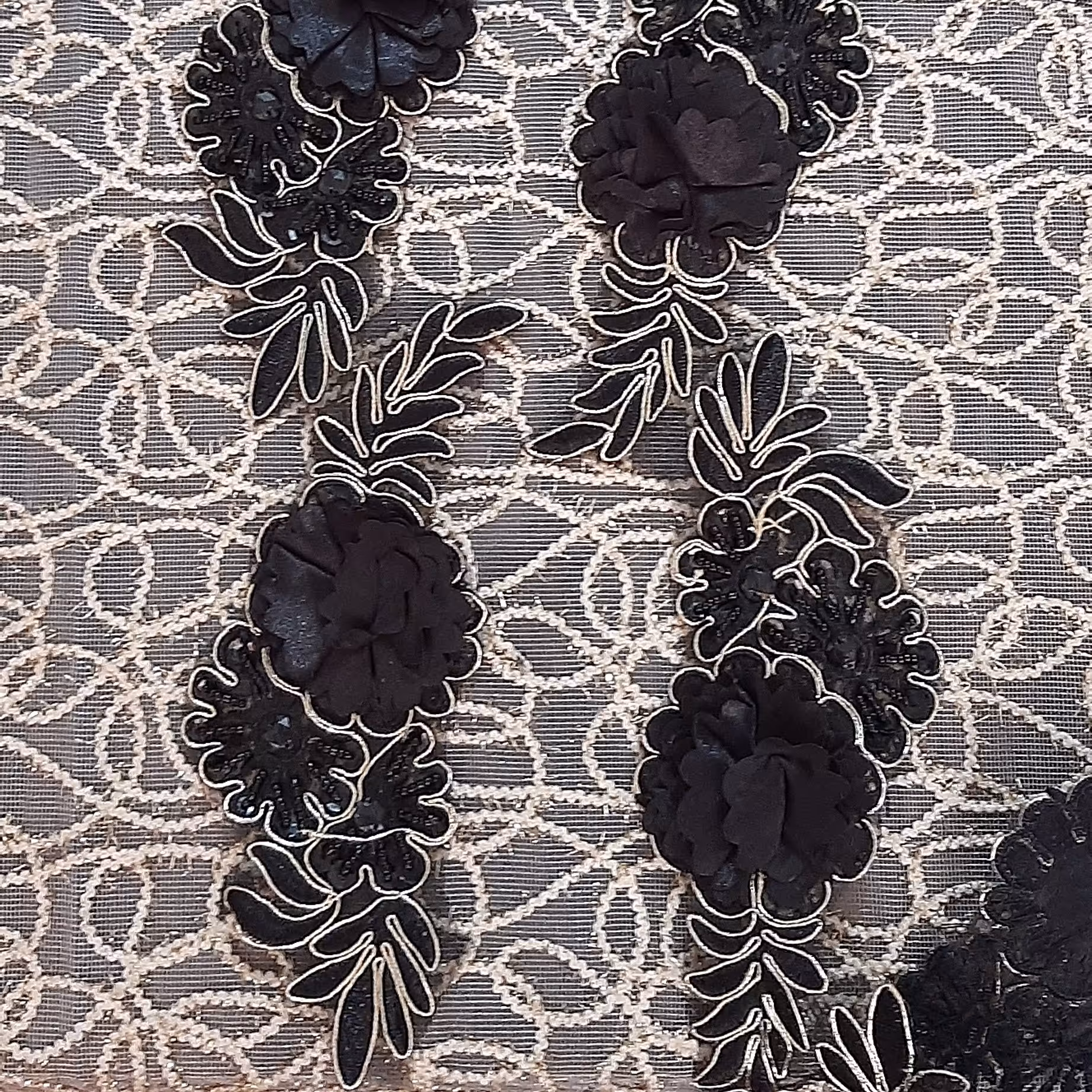 تزیین لباس. نوار گل و برگ مشکی طلایی. برجسته. وارداتی درجه یک 