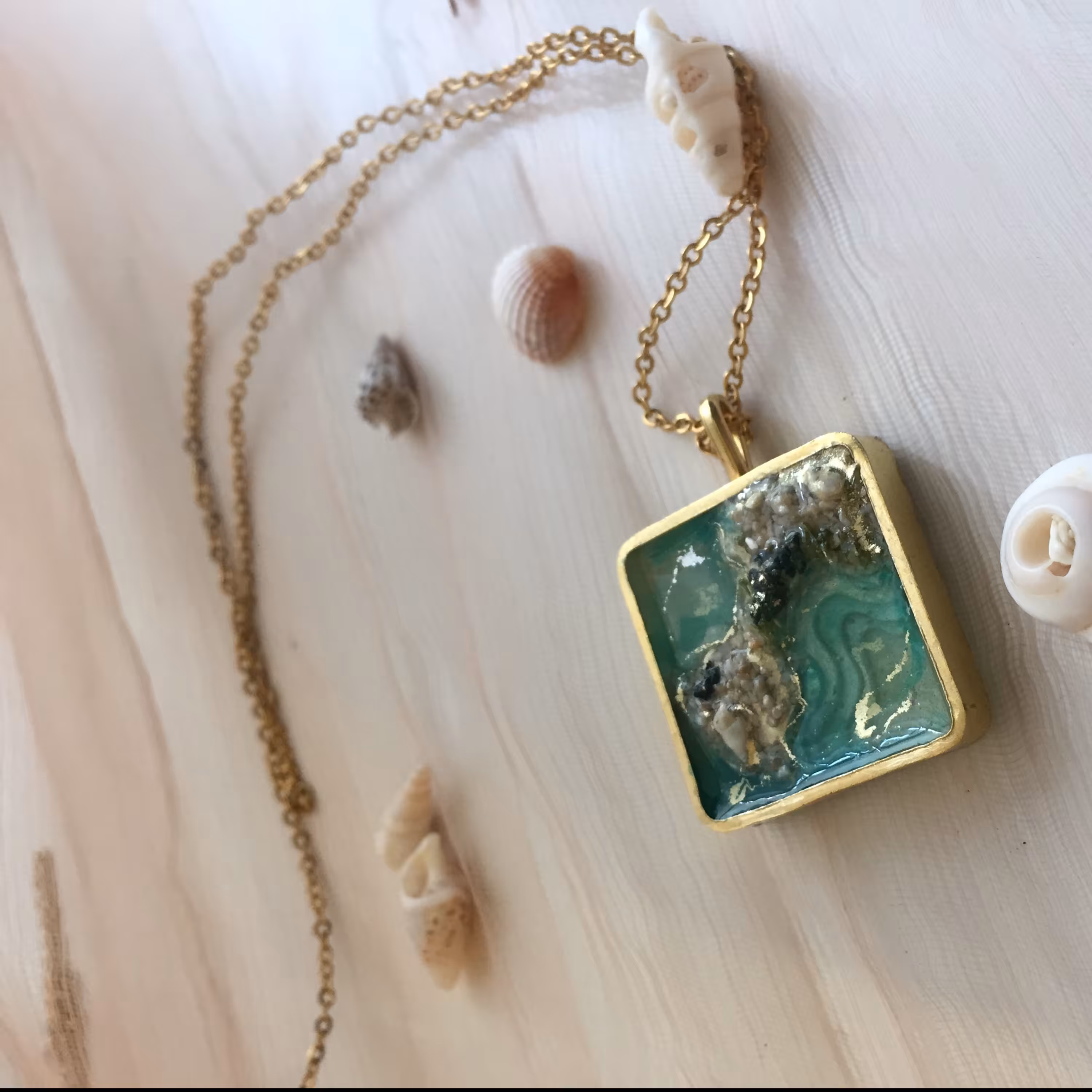 گردنبند مدل جزیره، سه بعدی و خاص با زنجیر  استیل و فریم آبکاری شده برنج