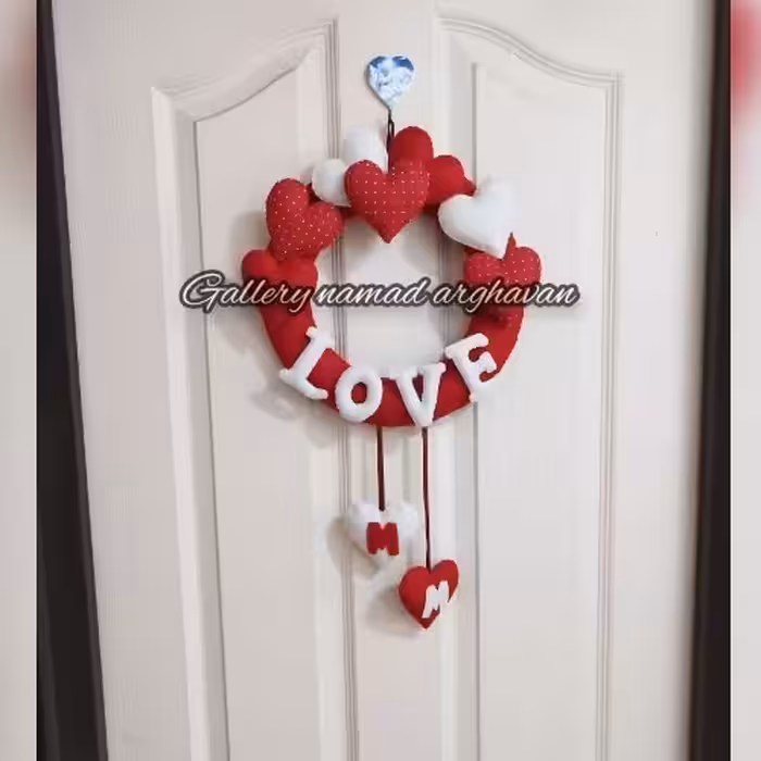 رودری یا آویز نمدی درب مناسب اتاق خواب دست دوز  مدل لاو همراه با آویز اول اسم 