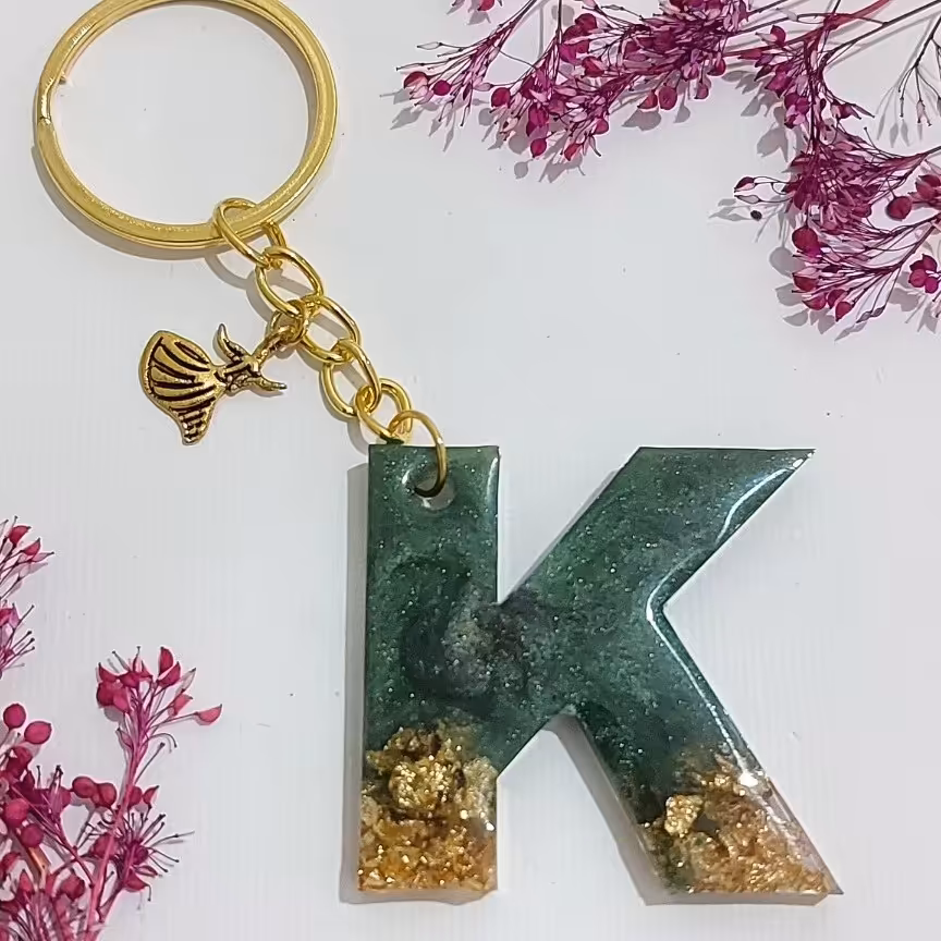 جاکلیدی رزینی حرف k انگلیسی رنگ سبز صدفی کارشده با ورق طلا با آویز فلزی