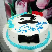 کیک تولد خامه ای  سیبیل و کلاه مردونه  با تزیینات فوندانت رنگ ابی  