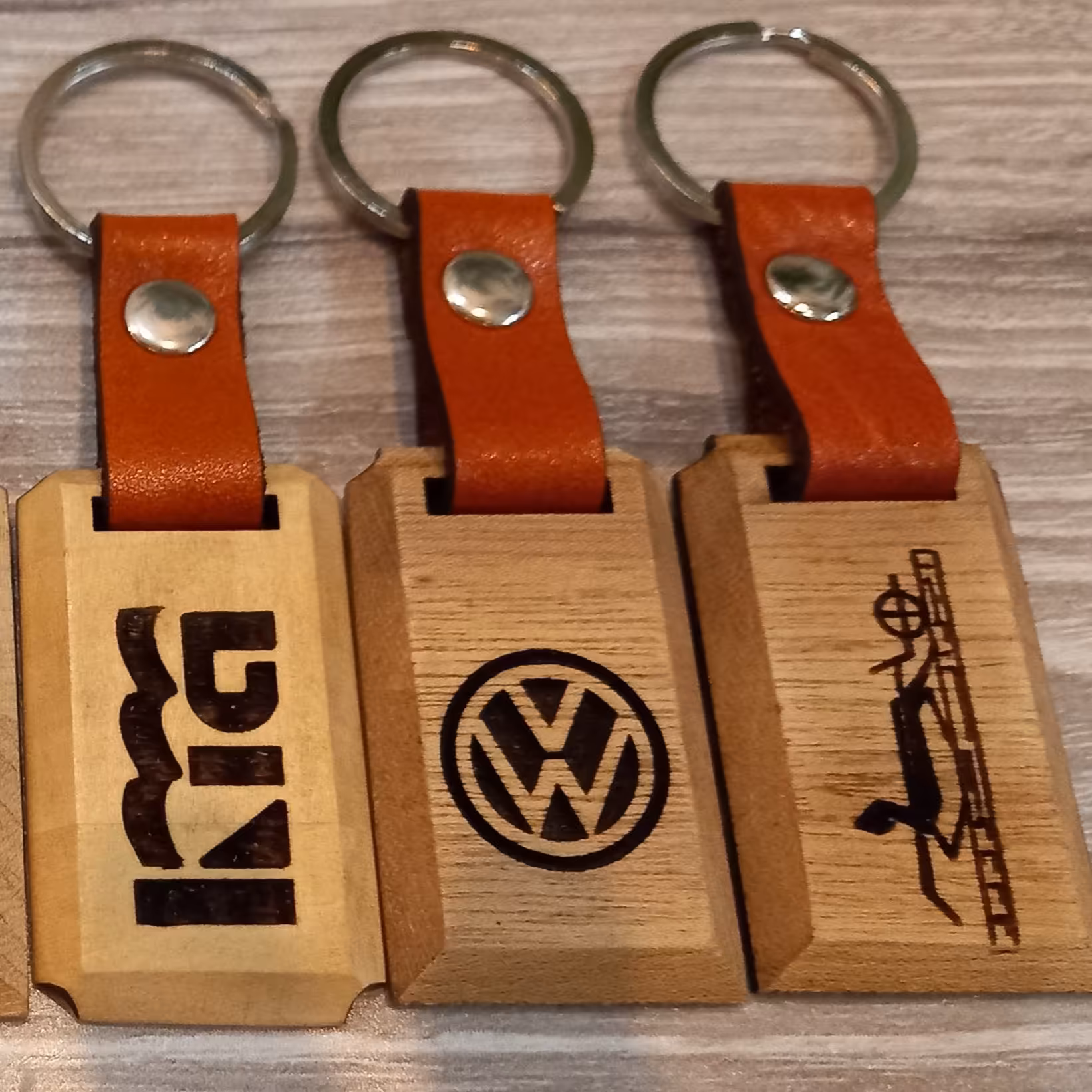 جاکلیدی چوبی چرمی طرح لوگو ماشین ها 