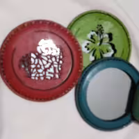 آینه چرم طبیعی   وزن 30 گرم برند روغن های شفا بخش دست دوز  کار دست خودمه در  رنگهای قرمز سبز مشکی قهوه ای موجود است