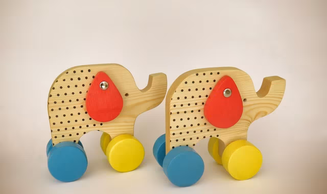 فیل چرخدار چوبی