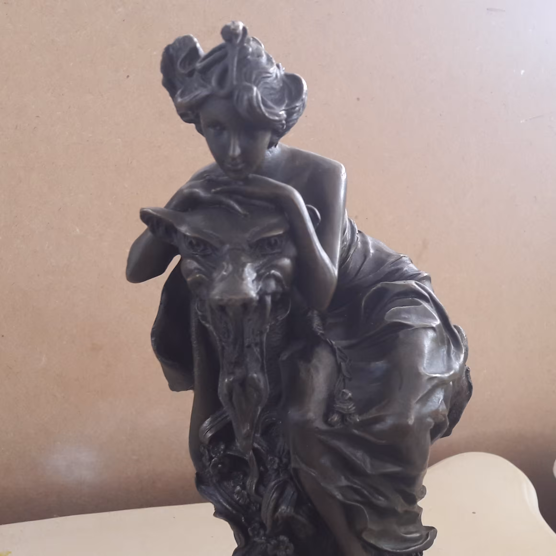 مجسمه برنز خارجی دختر و گرگ (حراج واقعی)