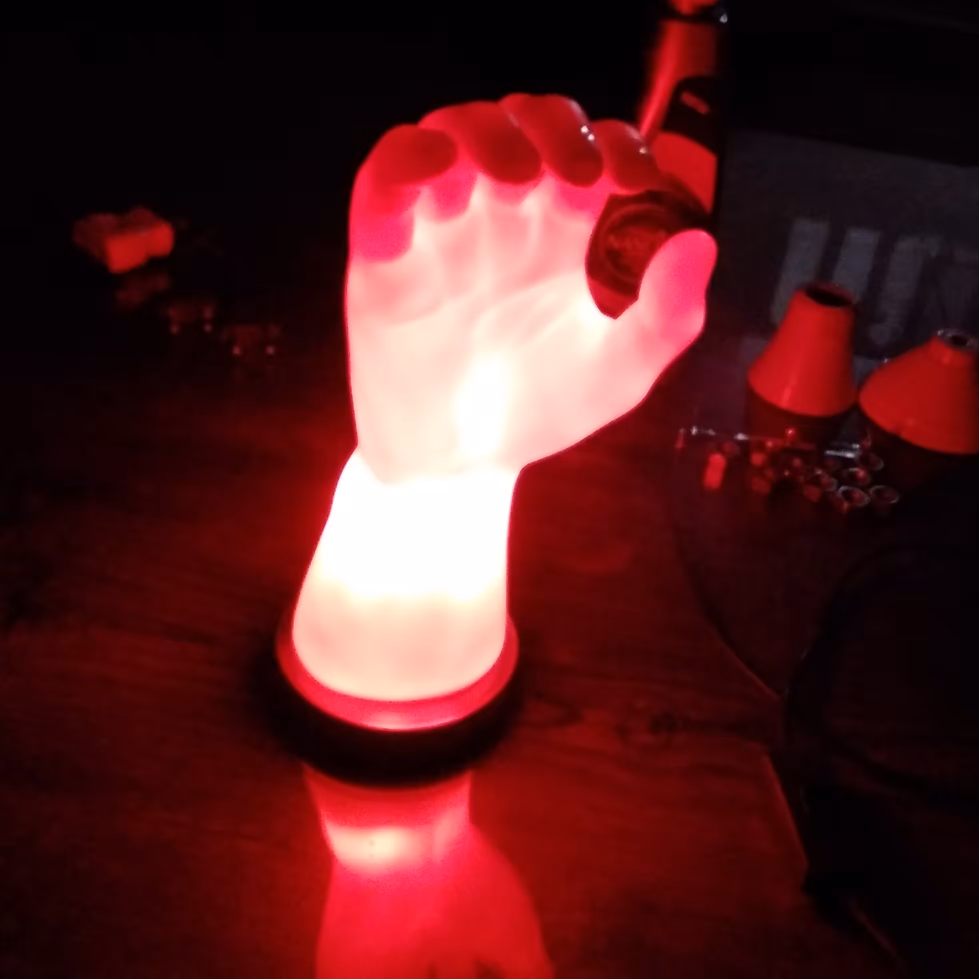 شبخواب و چراغ رومیزی دکوری طرح دست