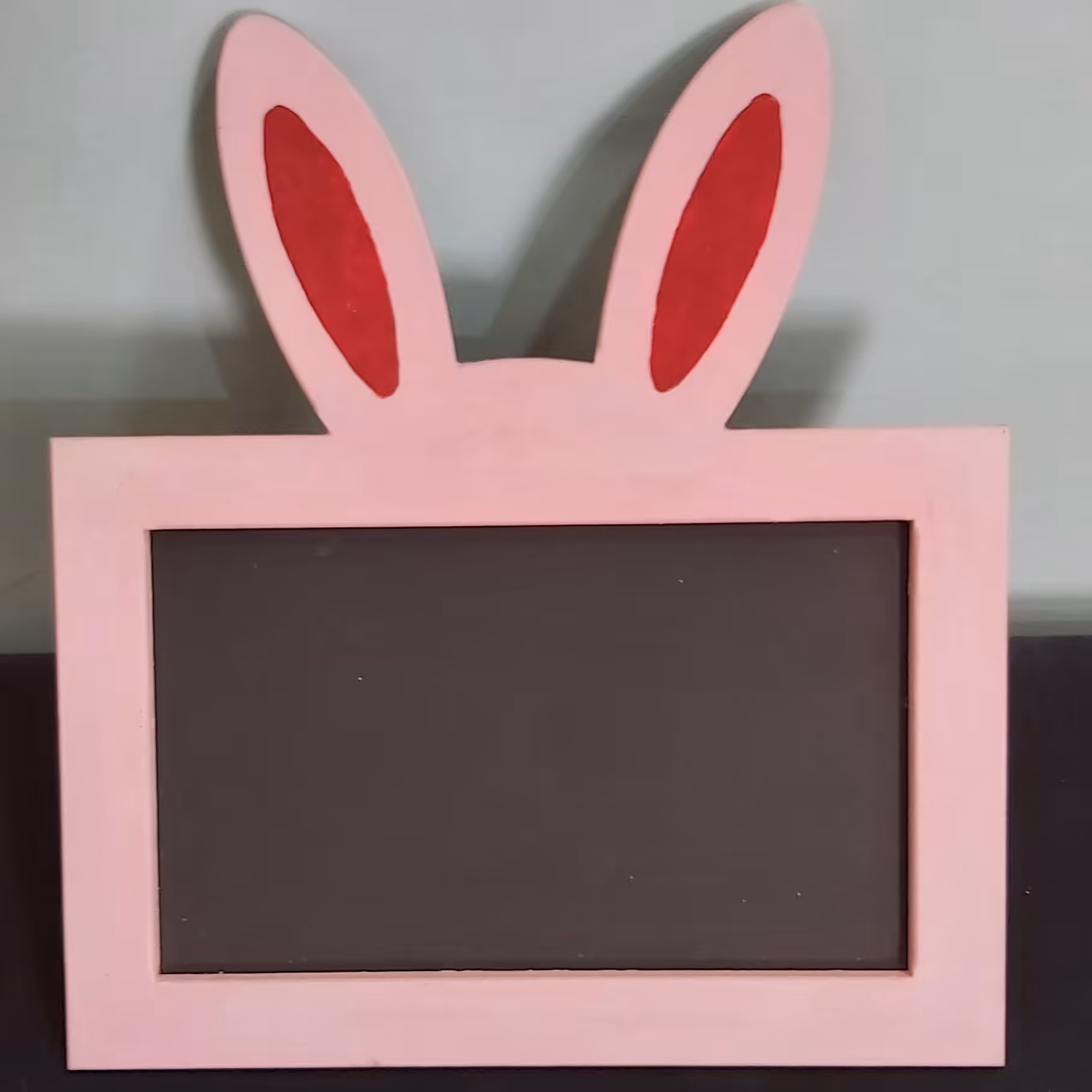 تخته سیاه مدل خرگوش و رنگ صورتی  که بتوانیم روش با گچ بنویسیم