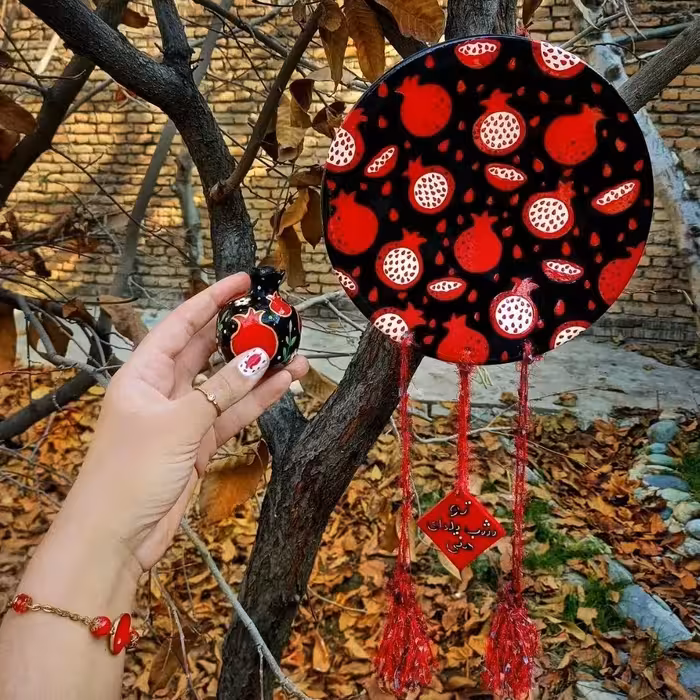 ست بشقاب دیوارکوب سفالی نقاشی شده طرح انار یلدایی با آویز  تو شب یلدای منی و انار گچی نقاشی شده 