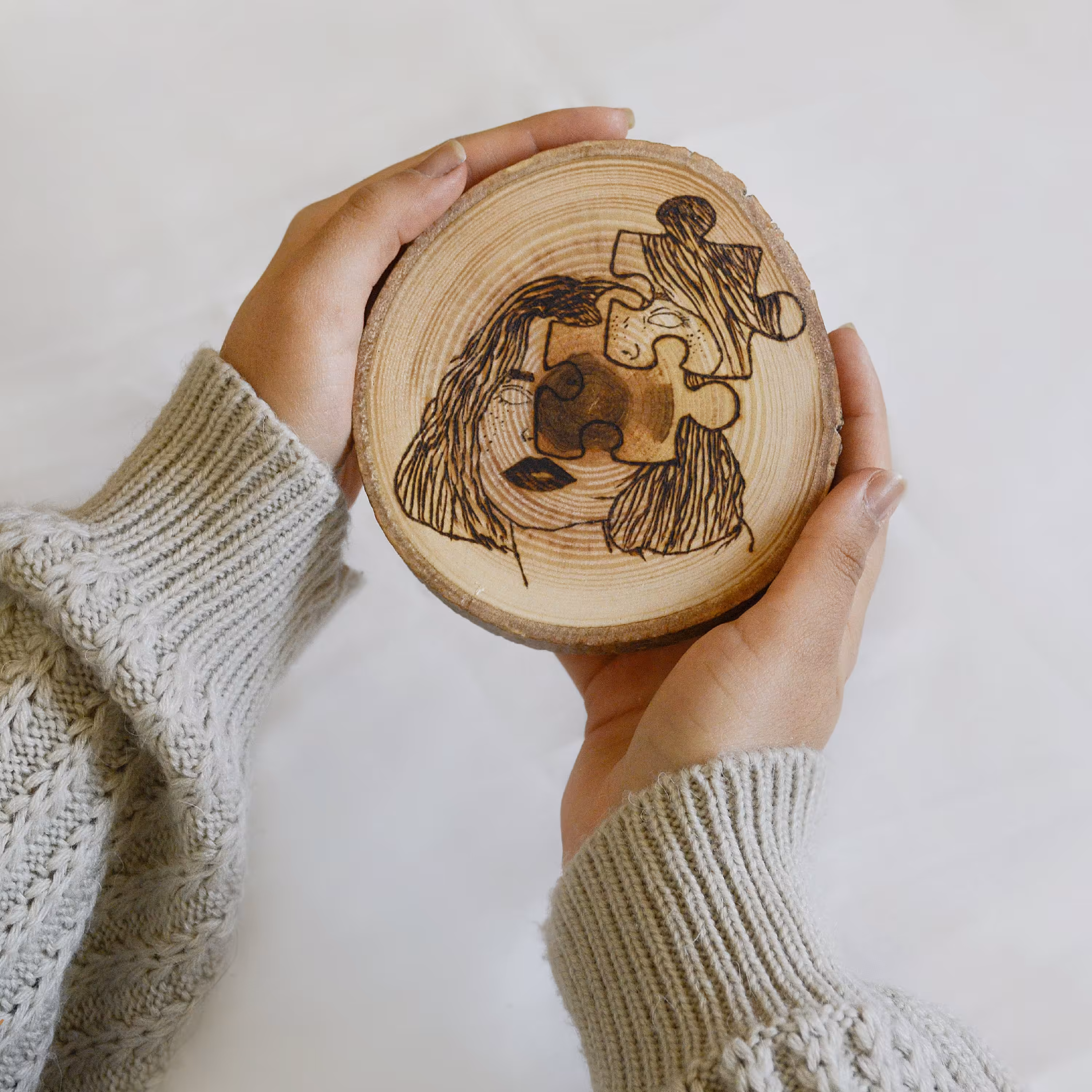 سوخته نگاری چهره فانتزی روی چوب طبیعی