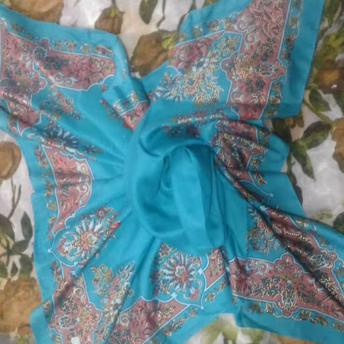 روسری های حاشیه زری بسیار زیبا وقواره100 سبک ومناسب این فصل با خرید سه عدد روسری یکی جایزه ببر