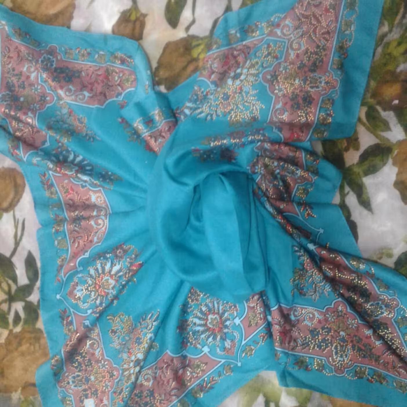 روسری های حاشیه زری بسیار زیبا وقواره100 سبک ومناسب این فصل با خرید سه عدد روسری یکی جایزه ببر