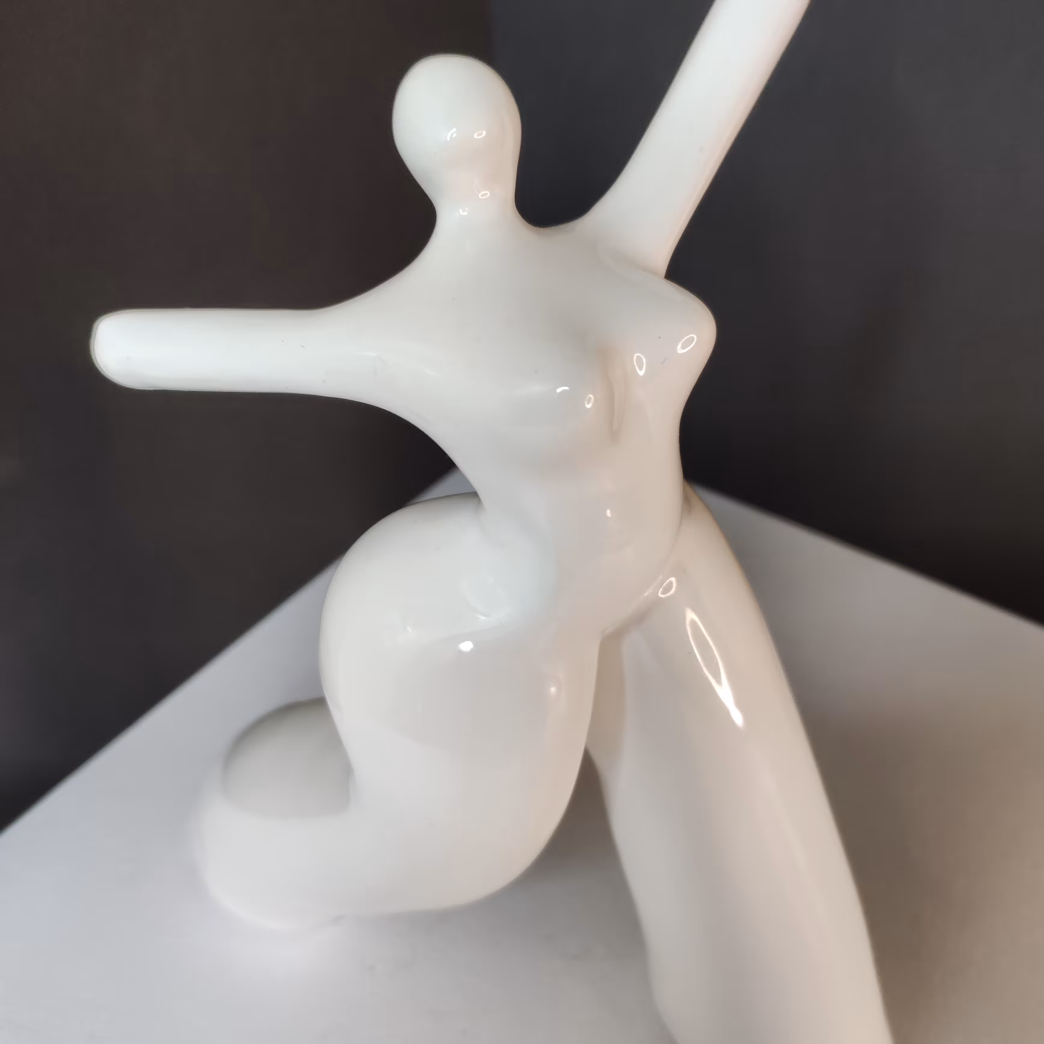 مجسمه سرامیکی طرح فیگور در دو رنگ