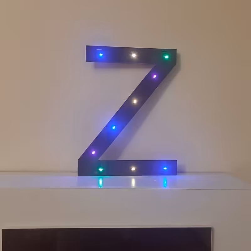 دکوری چوبی حرف اسم بزرگ چراغدار