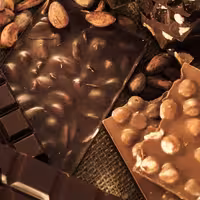 پروتئین بار حاو ی مغزها همراه شکلات و پرک جو