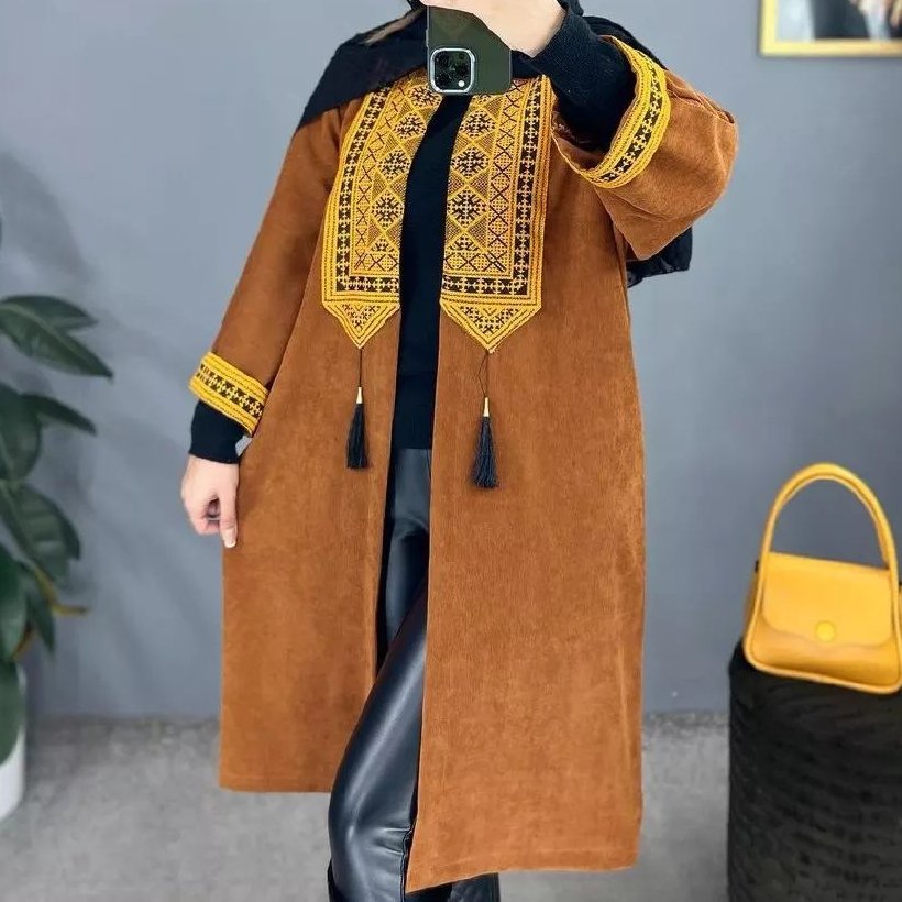 مانتو کتیبه ای جنس مخمل کبریتی سایز فری 44 و46 قد 105 رنگبندی آبی، قرمز، طوسی، کرم، سبز، قهوای، یاسی بنفش